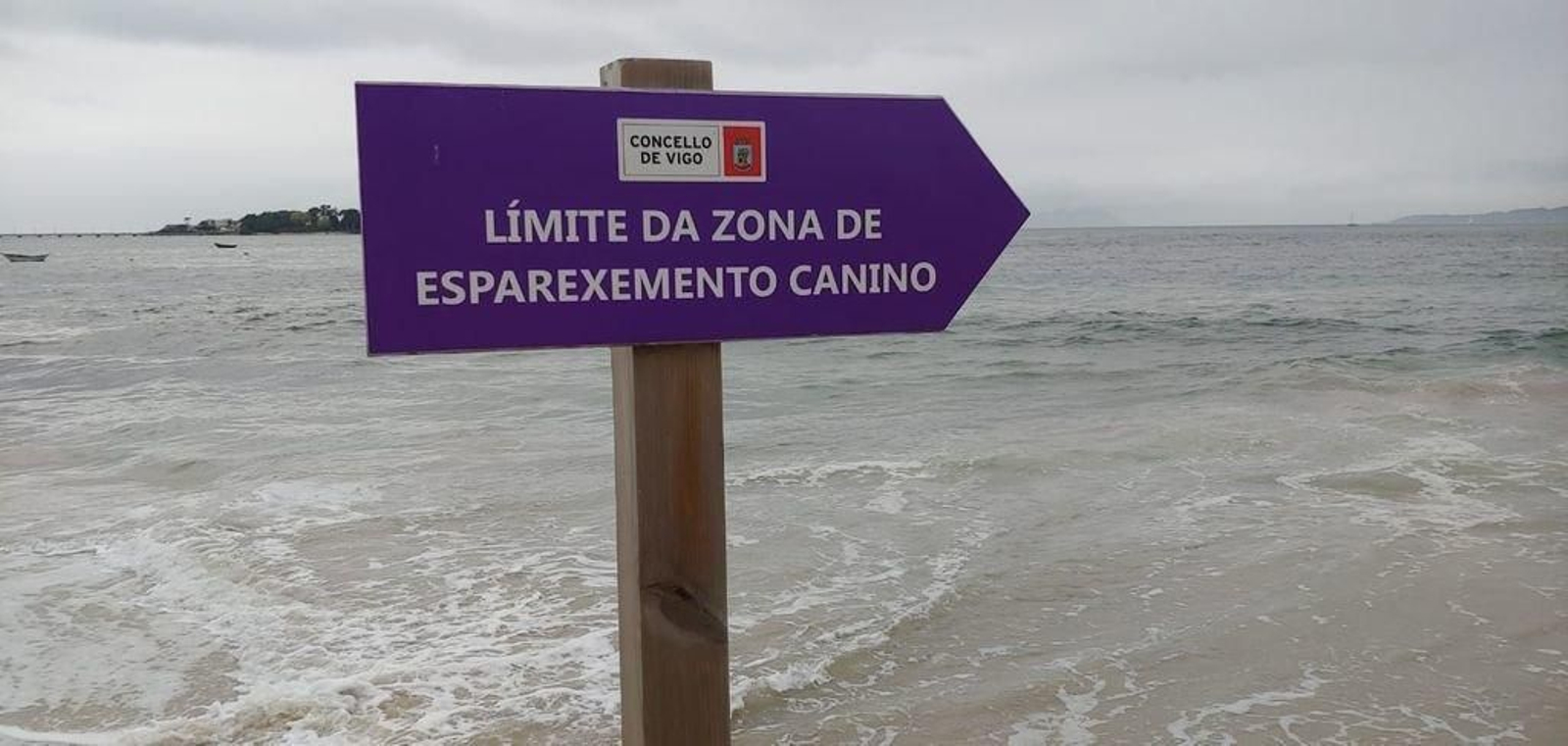 Un cartel en la playa de A Foz, que reserva espacio para los perros en verano.