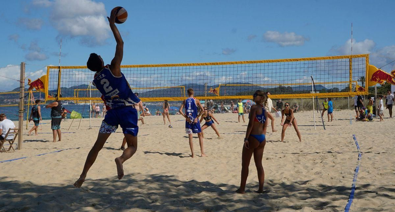 Colocación y remate son dos ejercicios fundamentales para el voley playa, y en Samil se vieron buenas jugadas de equipo.