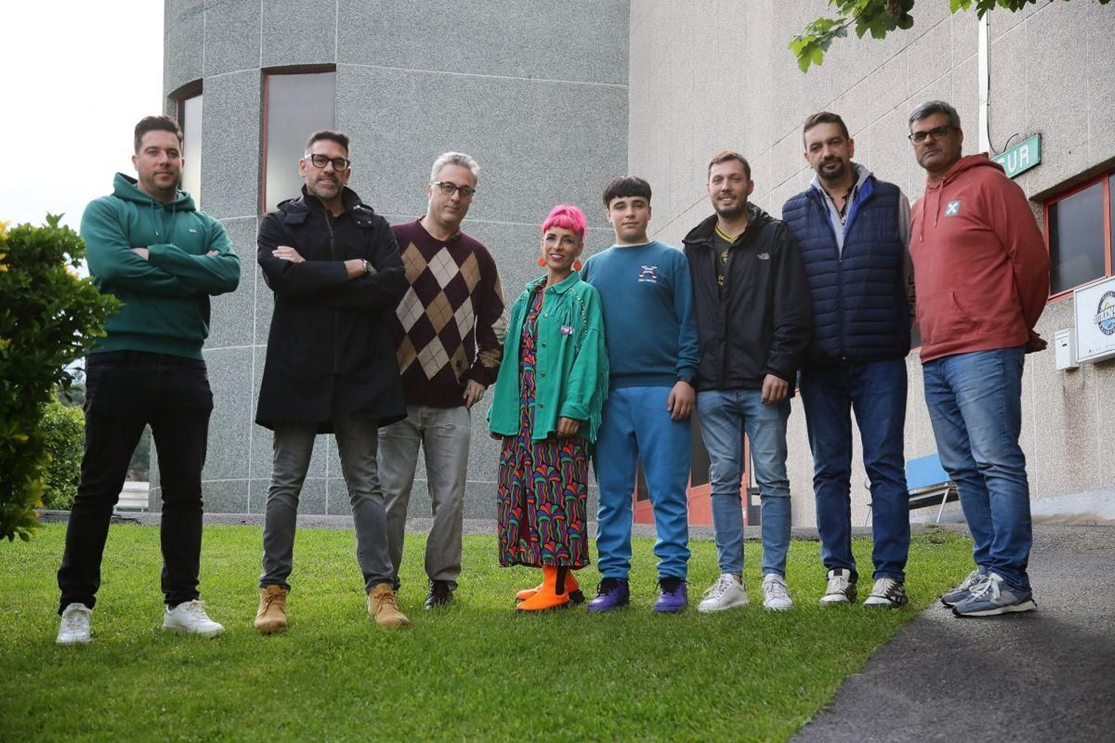 David, Rubén, Carlos, Antía, Artai, Fon, Jaime y Quique, a las puertas del oficinas del COB en el Pazo.