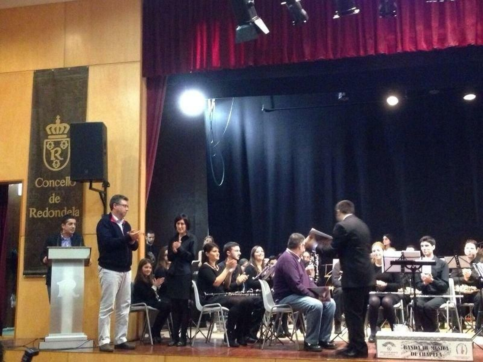 La banda de música de Chapela cambió ayer de director en un concierto histórico.