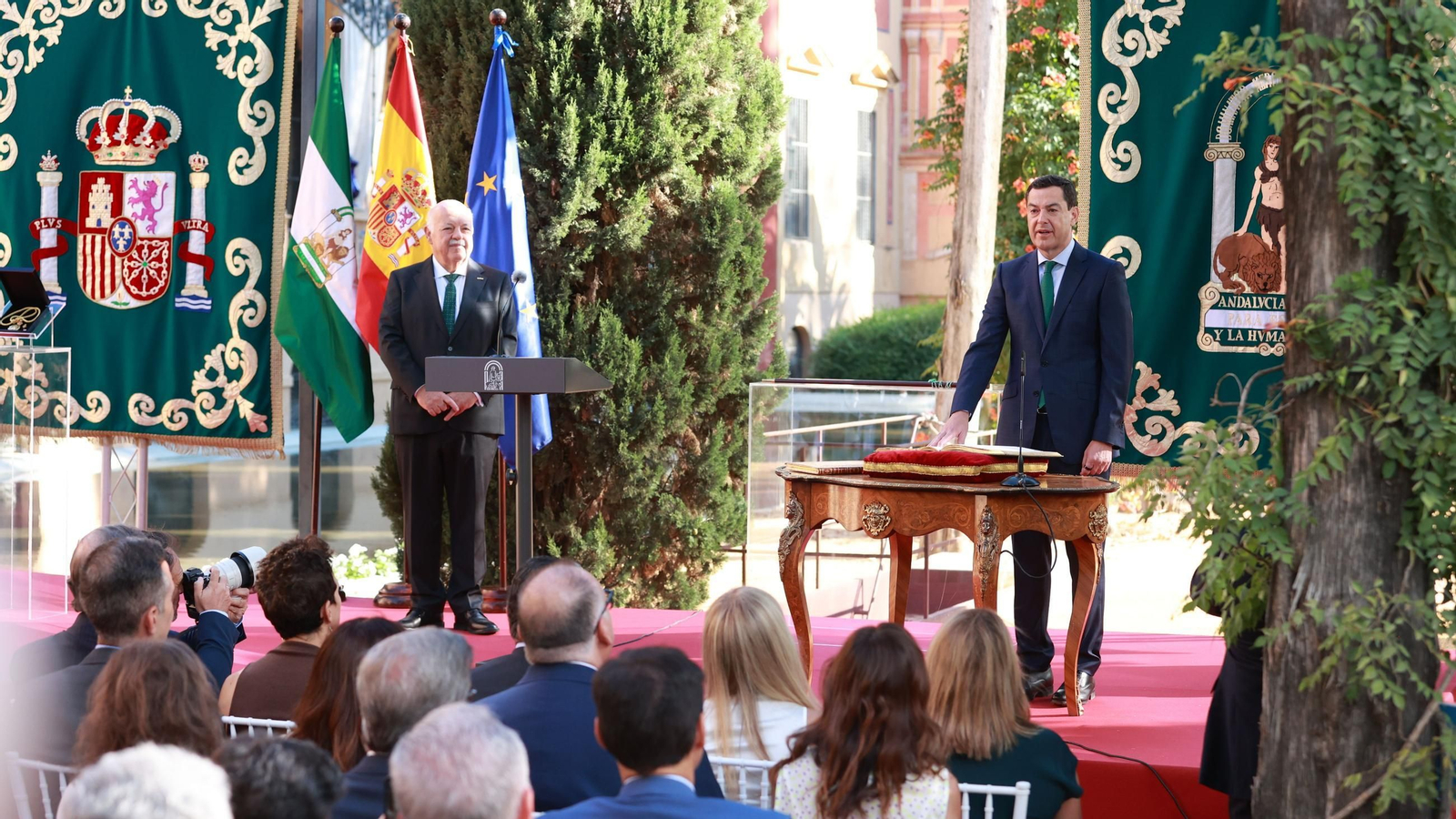El presidente de la Junta de Andalucía, Juanma Moreno (d), junto al presidente del Parlamento andaluz, Jesús Aguirre (i), durante el acto de toma de posesión de su cargo.