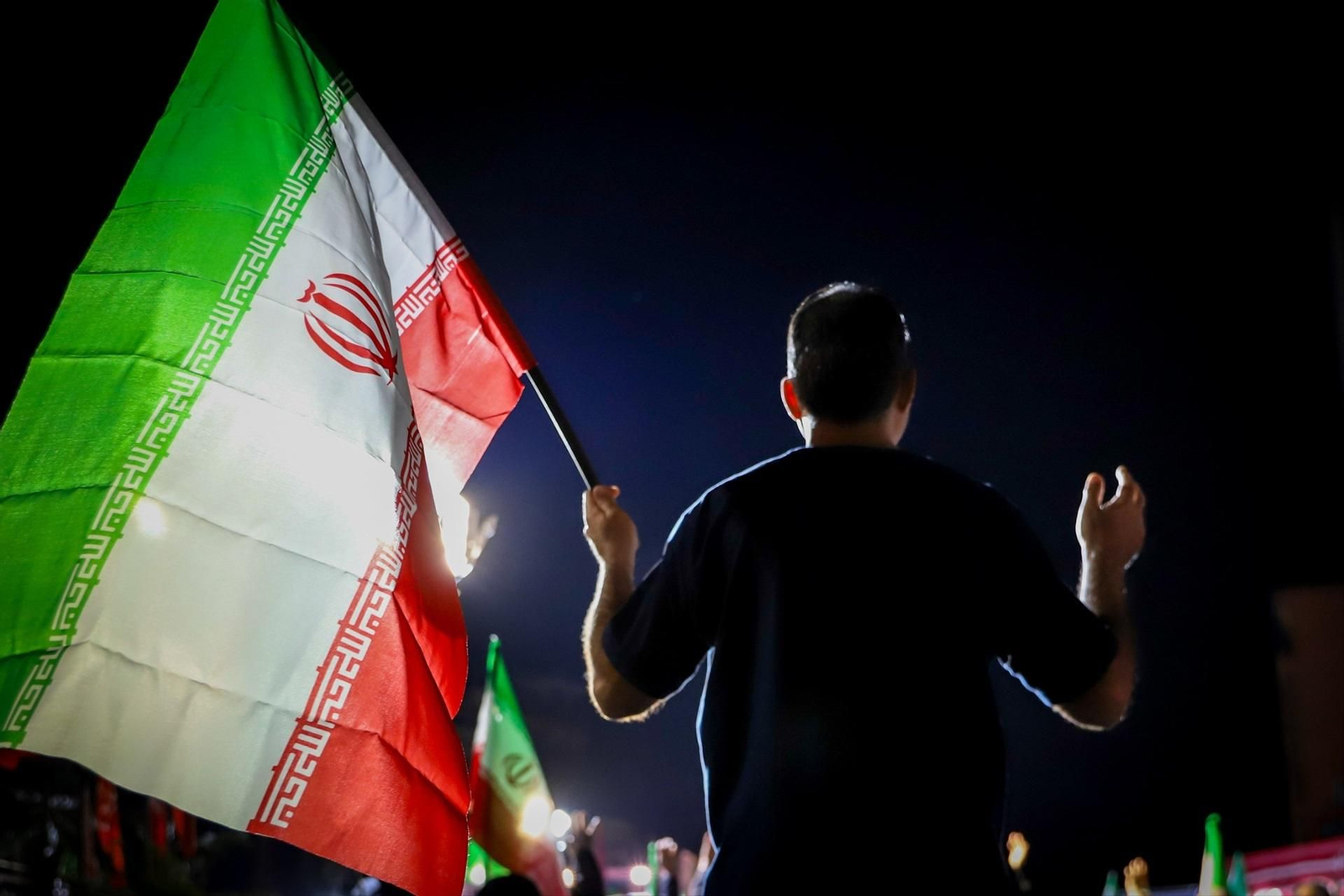 Un manifestante con la bandera de Irán