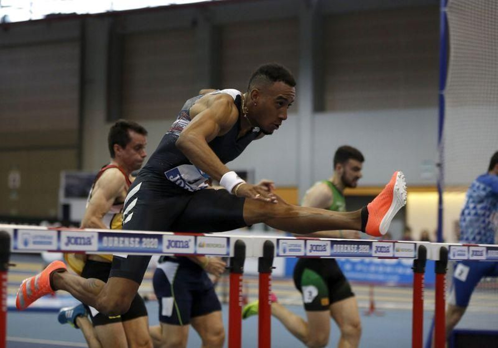 Orlando Ortega fue el gran dominador de los 60 metros vallas (XESÚS FARIÑAS).