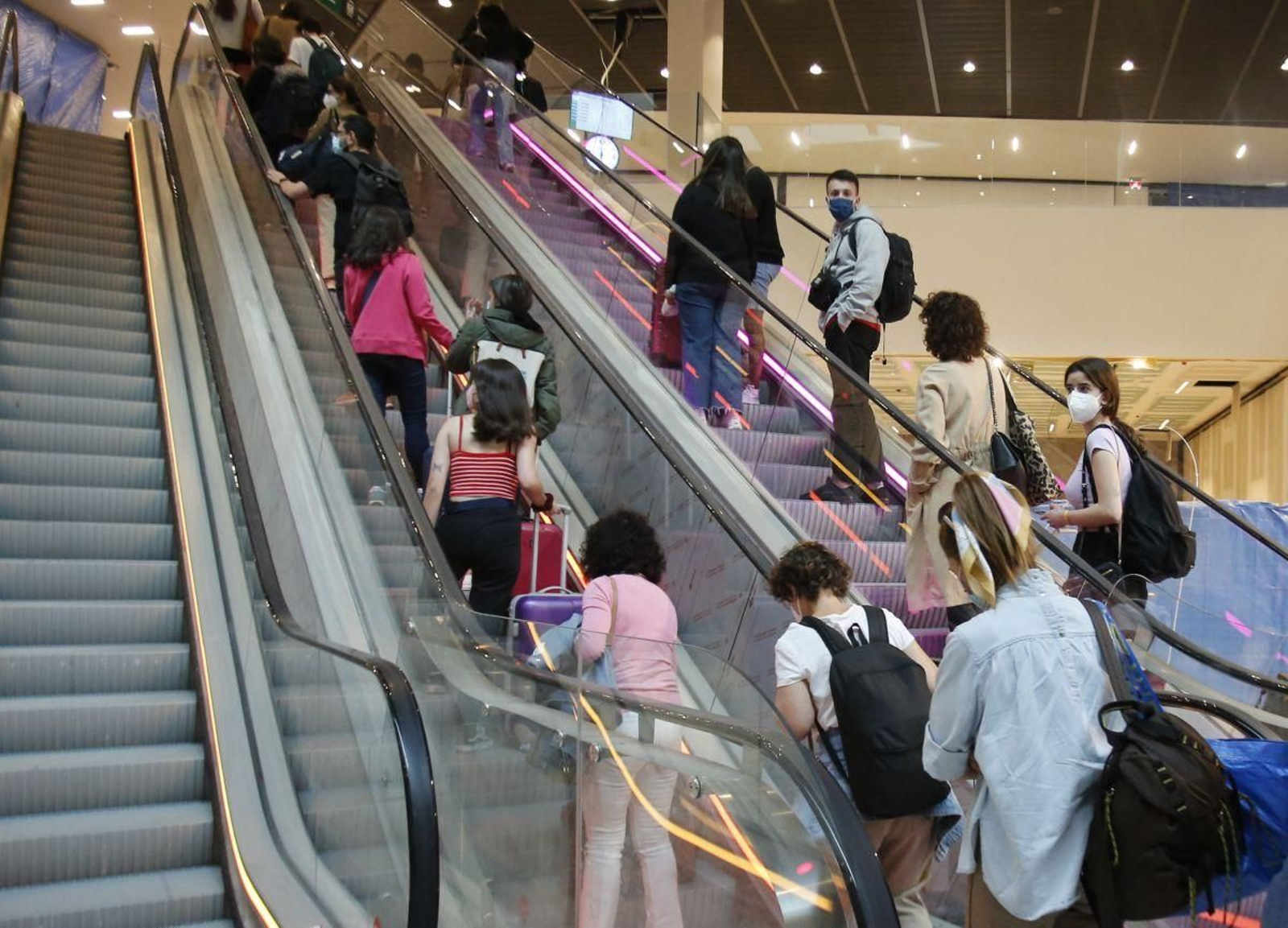 Viajeros llegados a Vigo subiendo por las escaleras mecánicas en la estación de Urzaiz.