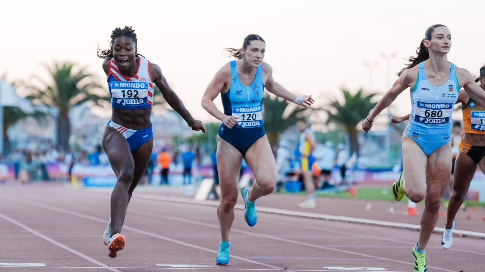 Ainhoa Repáraz entra en meta cuarta ayer en Cáceres.
