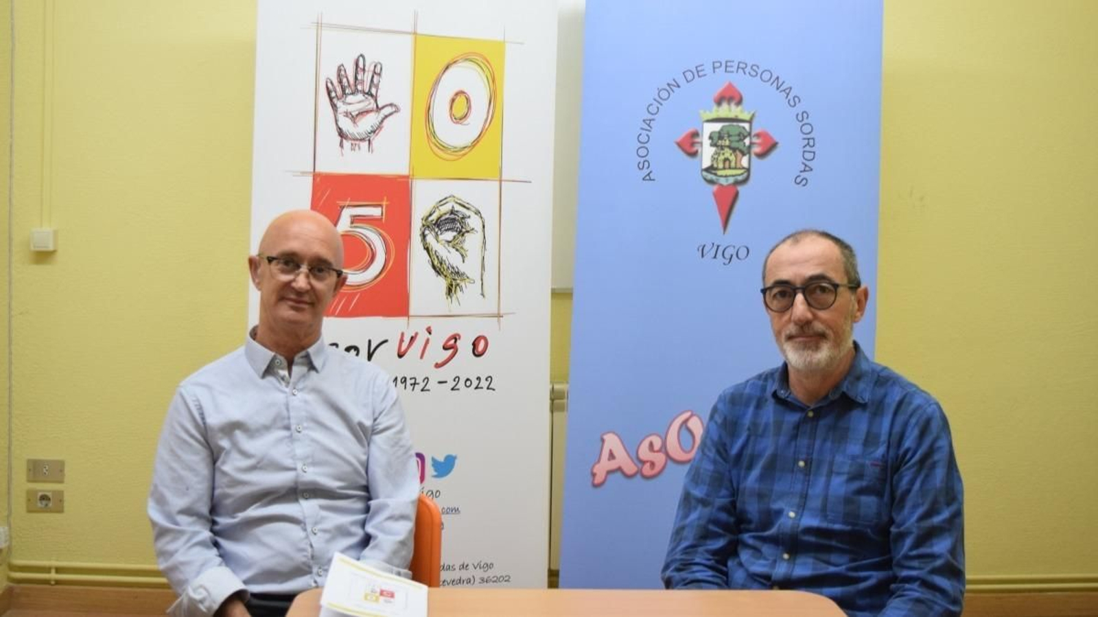 Miguel Ángel González Lloves y Antonio Castro Neira, en la asociación de la calle Romil.