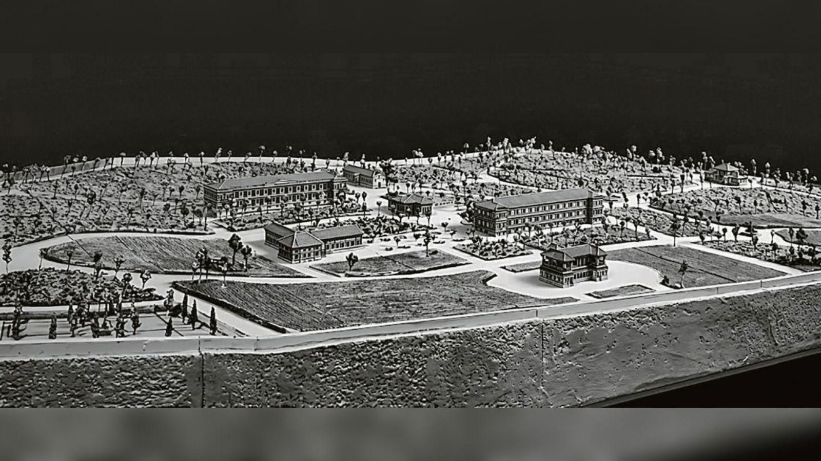 La maqueta que los alumnos de la Diputación hicieron del primer diseño, bajo la dirección de Luis Xesta, es la única prueba que tenemos de lo que iba a ser este proyecto. Era mayo de 1929 y la maqueta se expondría en Sevilla y Barcelona. Cuando se iniciaron las obras el parecido era escaso, pero el resultado, mucho más ambicioso…