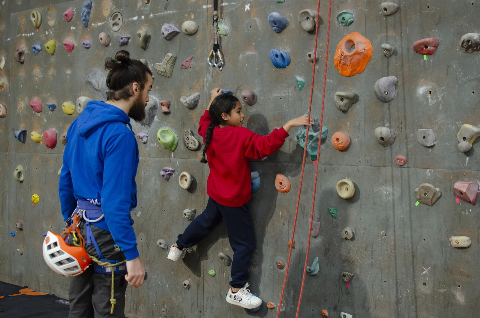 Galería | Jornada escolar de escalada en Os Remedios