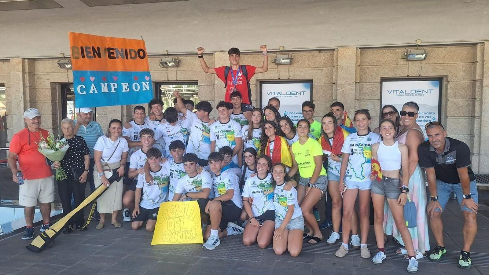 Adri Hermelo -a hombros, en el centro- fue recibido en la estación del tren de Pontevedra por su familia y una representación del Ría de Aldán.