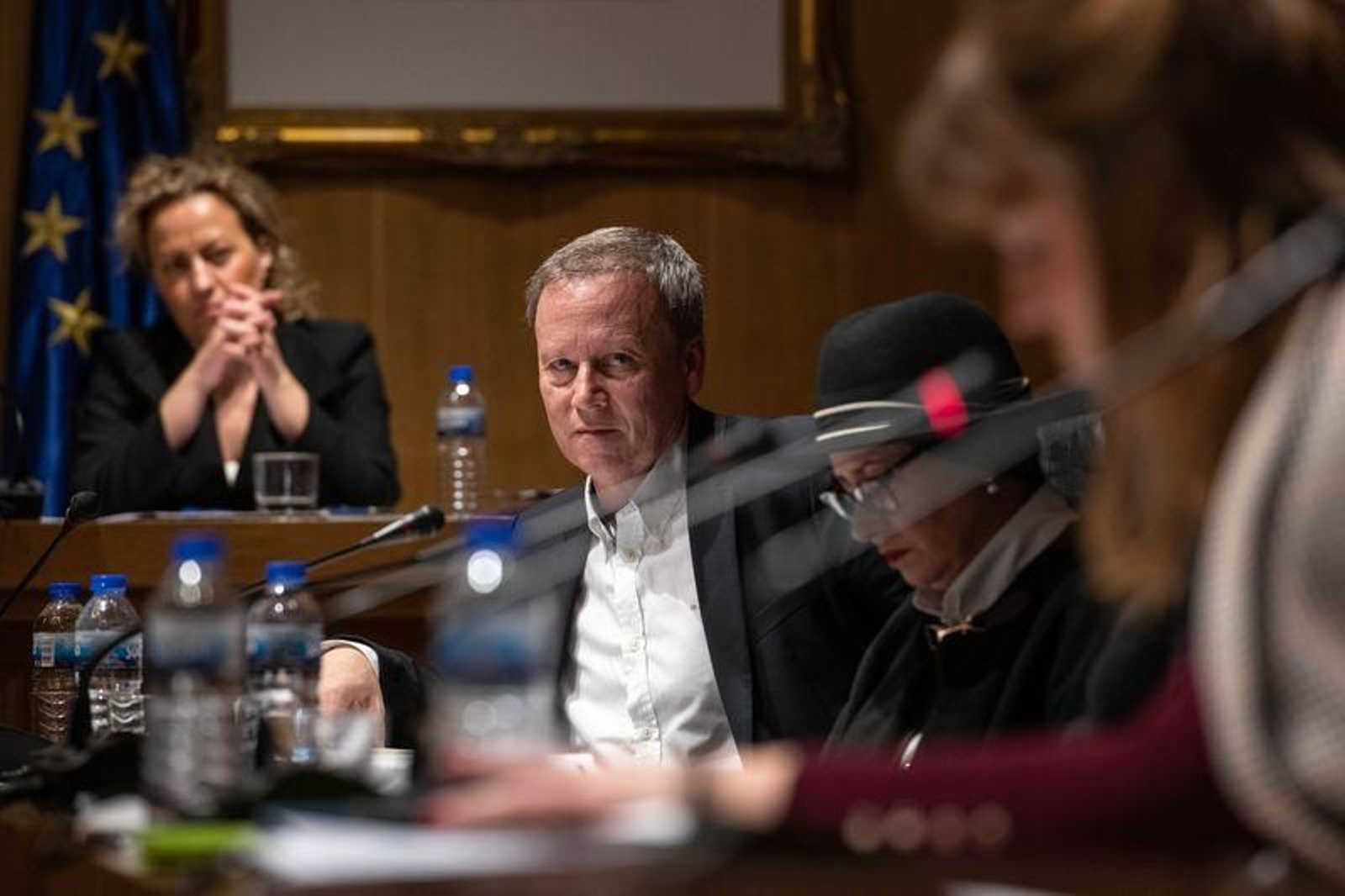 Villarino observa a Lama mientras esta interviene en un pleno de la Diputación (ÓSCAR PINAL).