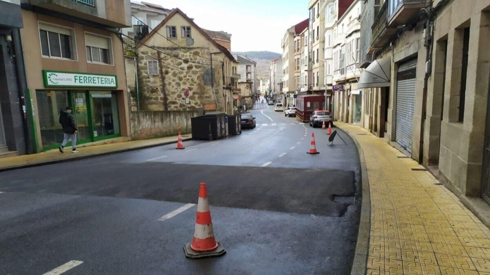 Nuevo badén creado en la calle Miguel Ángel Blanco a mediodía de ayer.