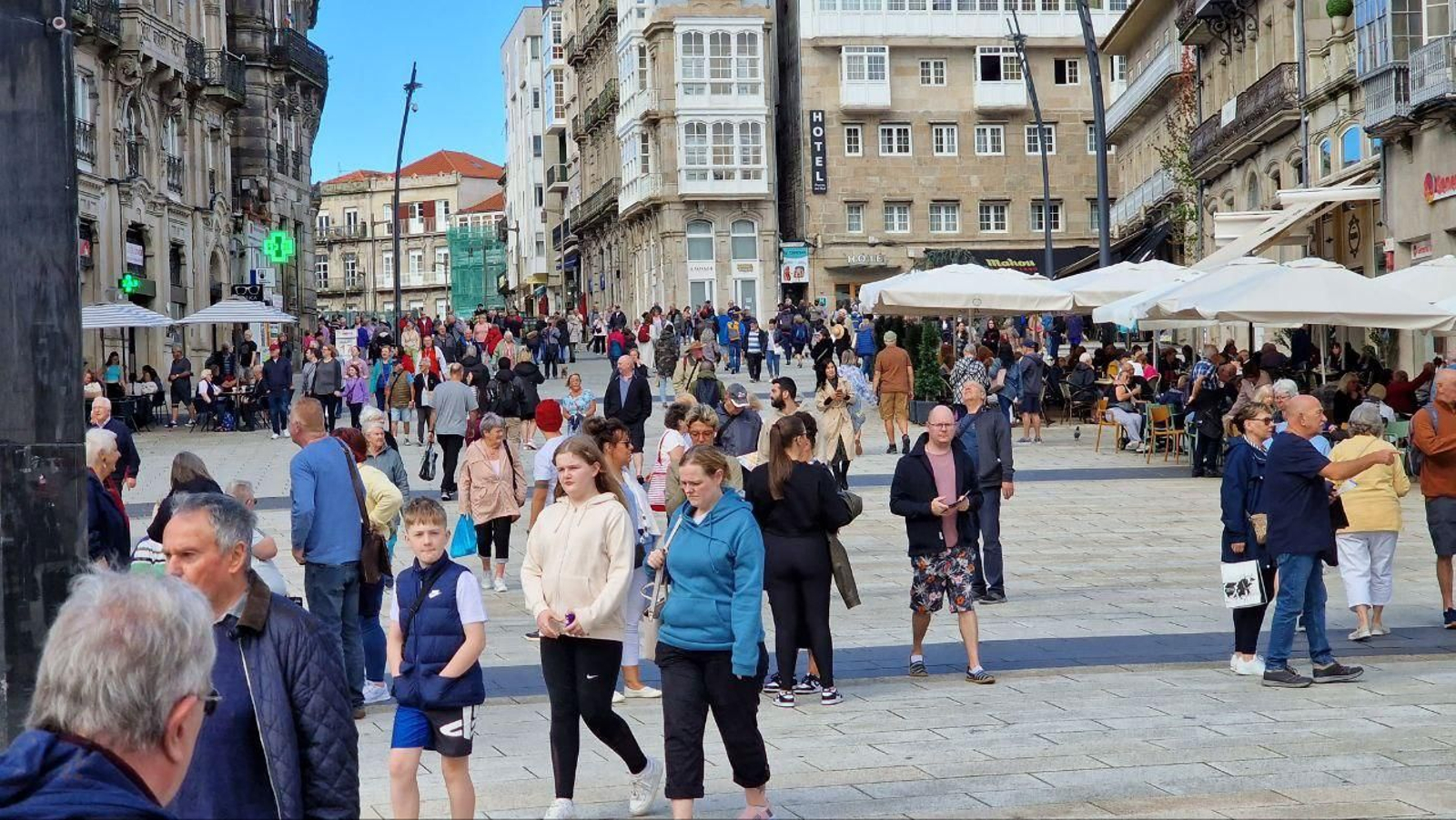 Cruceristas, en Porta do Sol, este martes. // J.V. Landín