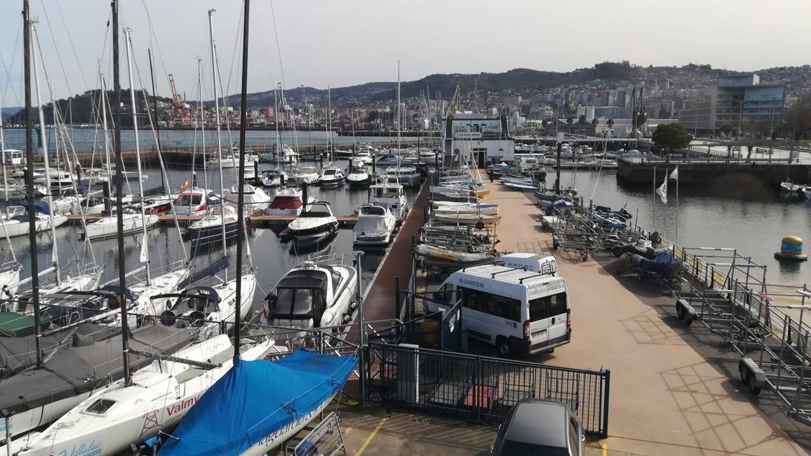 El puerto deportivo del Náutico, con espacio completo, lo más visible por su posición céntrica.