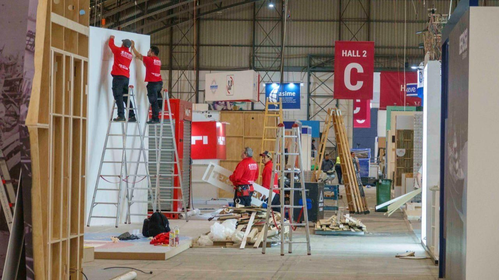 Cuenta atrás para Navalia: 350 personas trabajan en el montaje en Ifevi