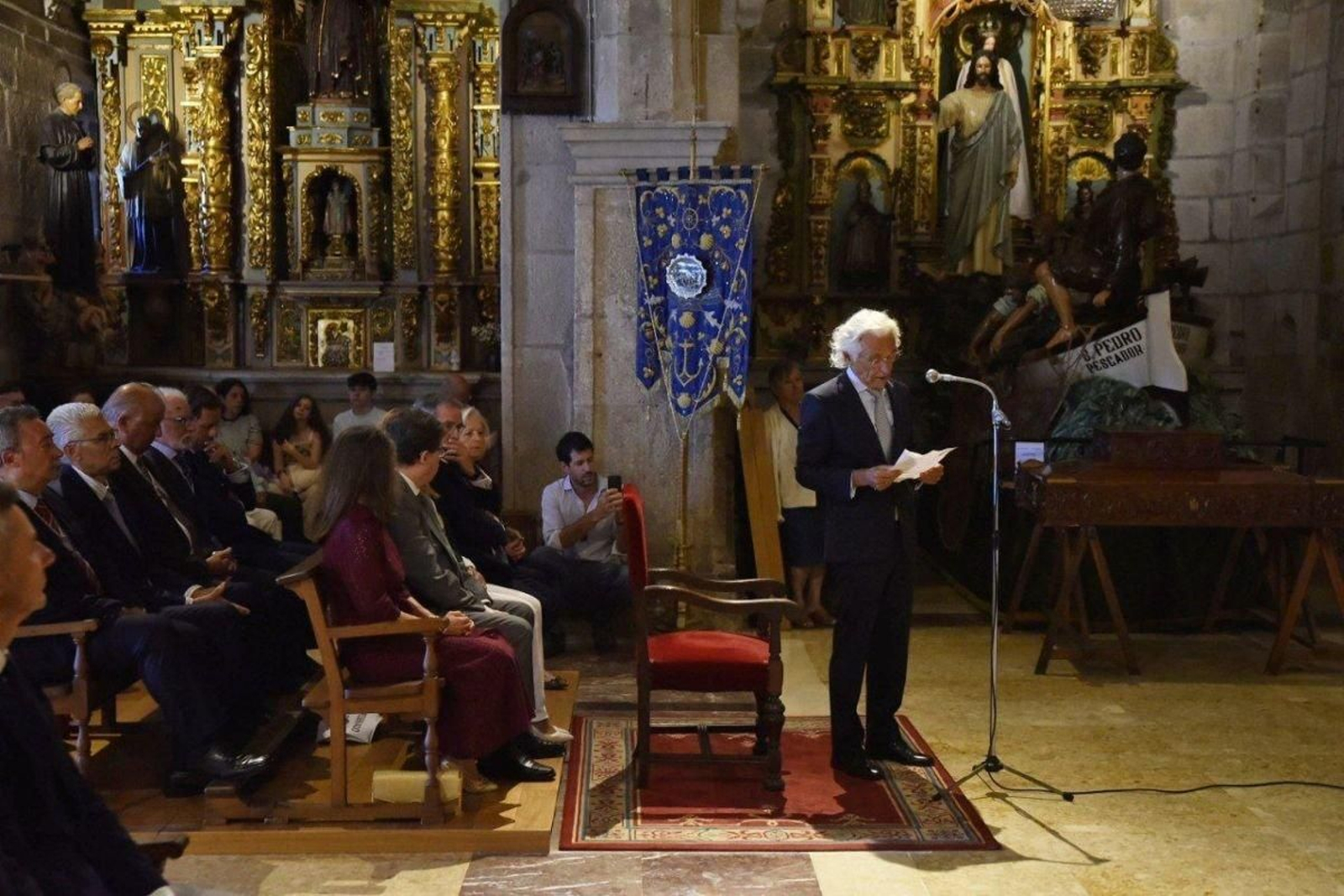 Eduardo  Vieira leyó la ofrenda al Cristo.