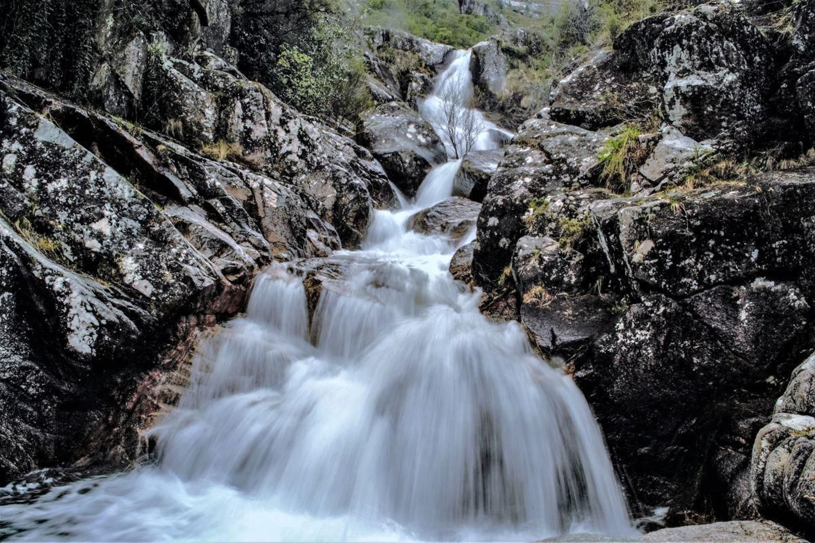 Una torrentera del río Edo, en Castro Caldelas.