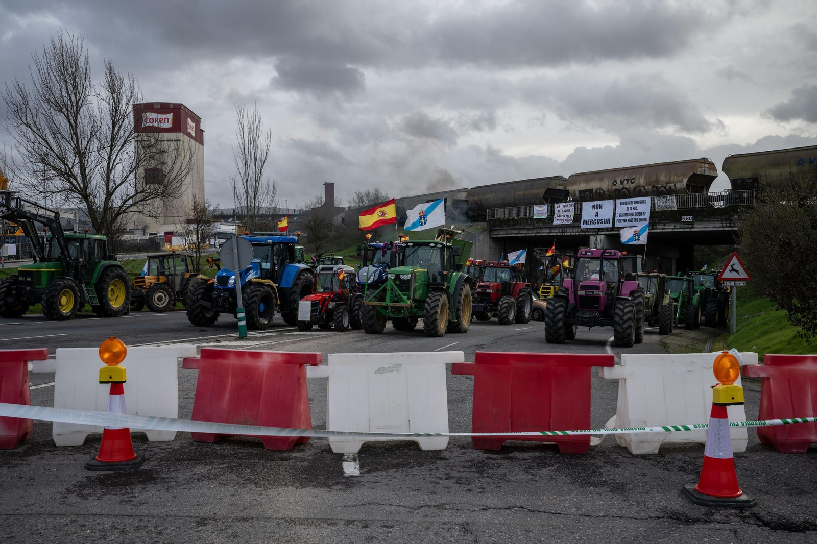Tractores obstaculizando la vía que da acceso directo desde Ourense al polígono de San Cibrao.