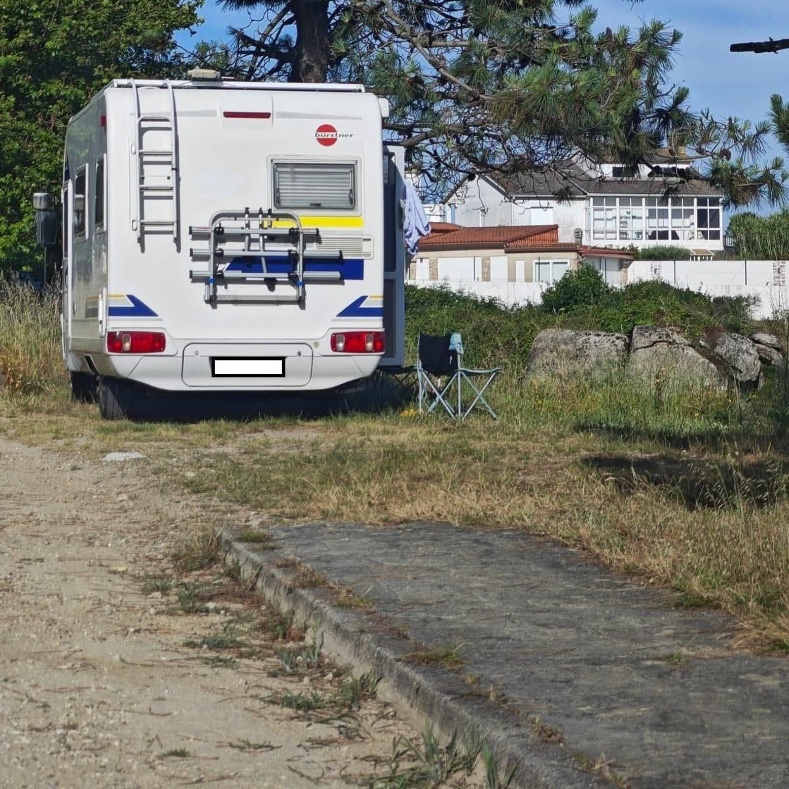 Una autocaravana estacionada en un lugar no autorizado.