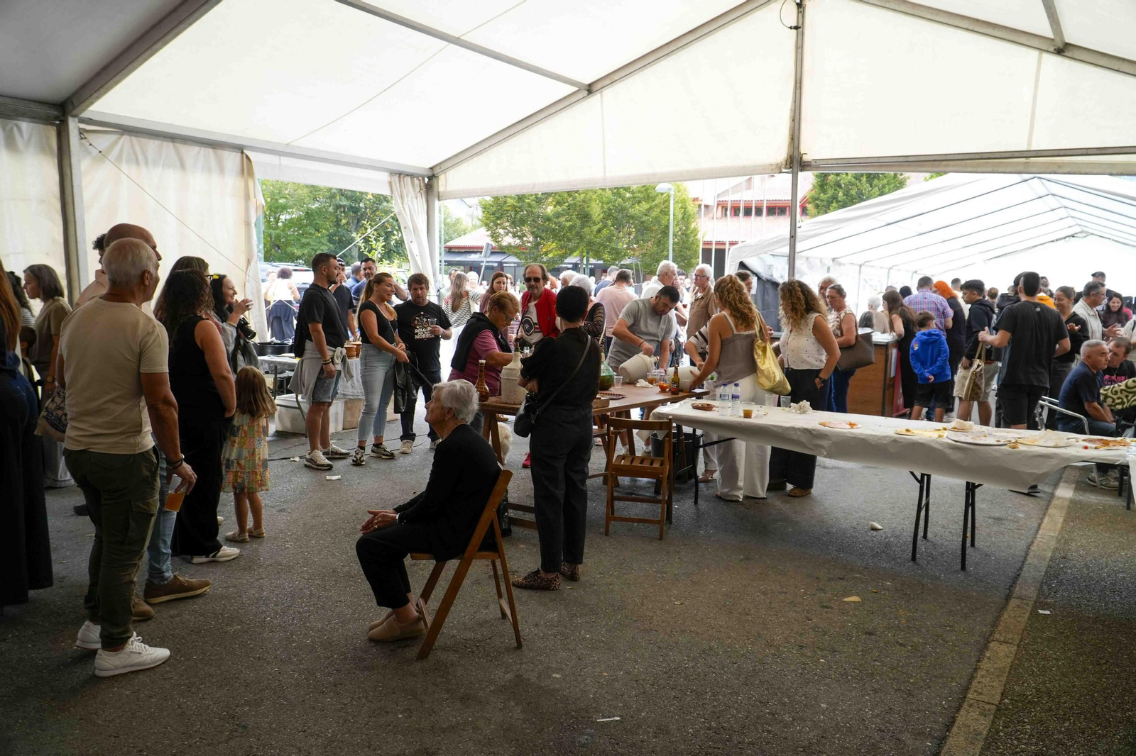 Galería | La Festa da Sidra triunfa en Bembrive con 1.000 litros repartidos