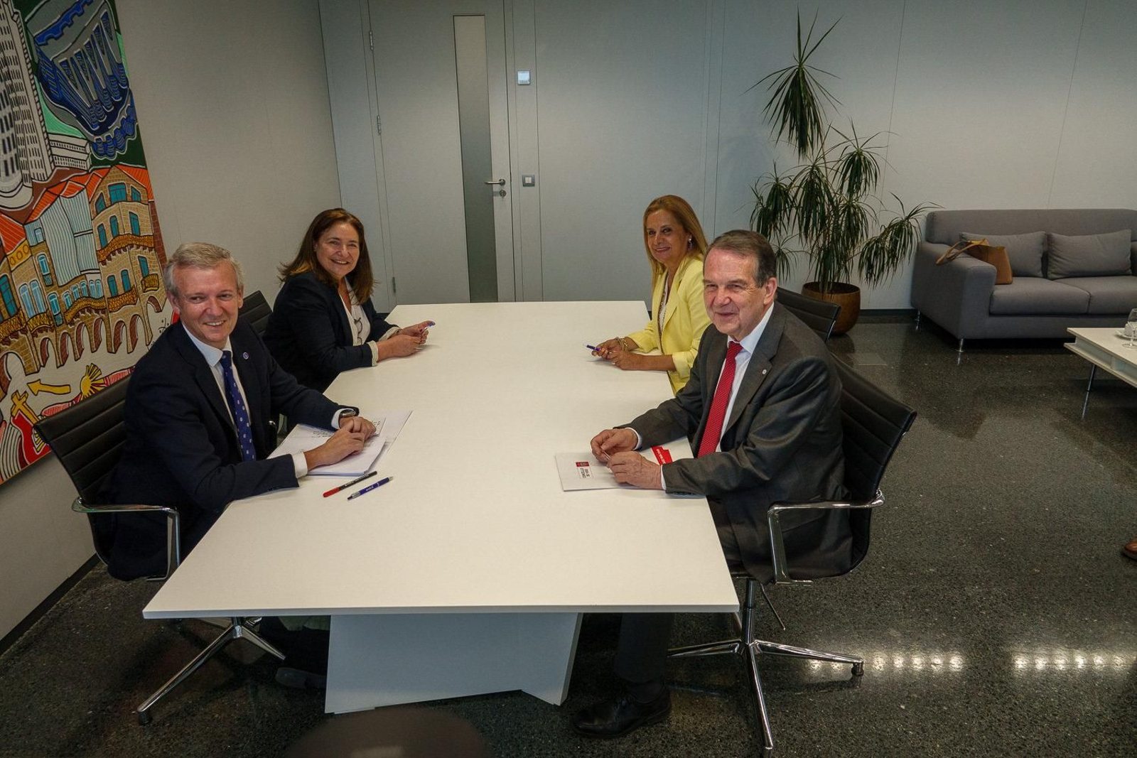 Alfonso Rueda junto a Ana Ortiz y Abel Caballero junto a Carmela Silva.