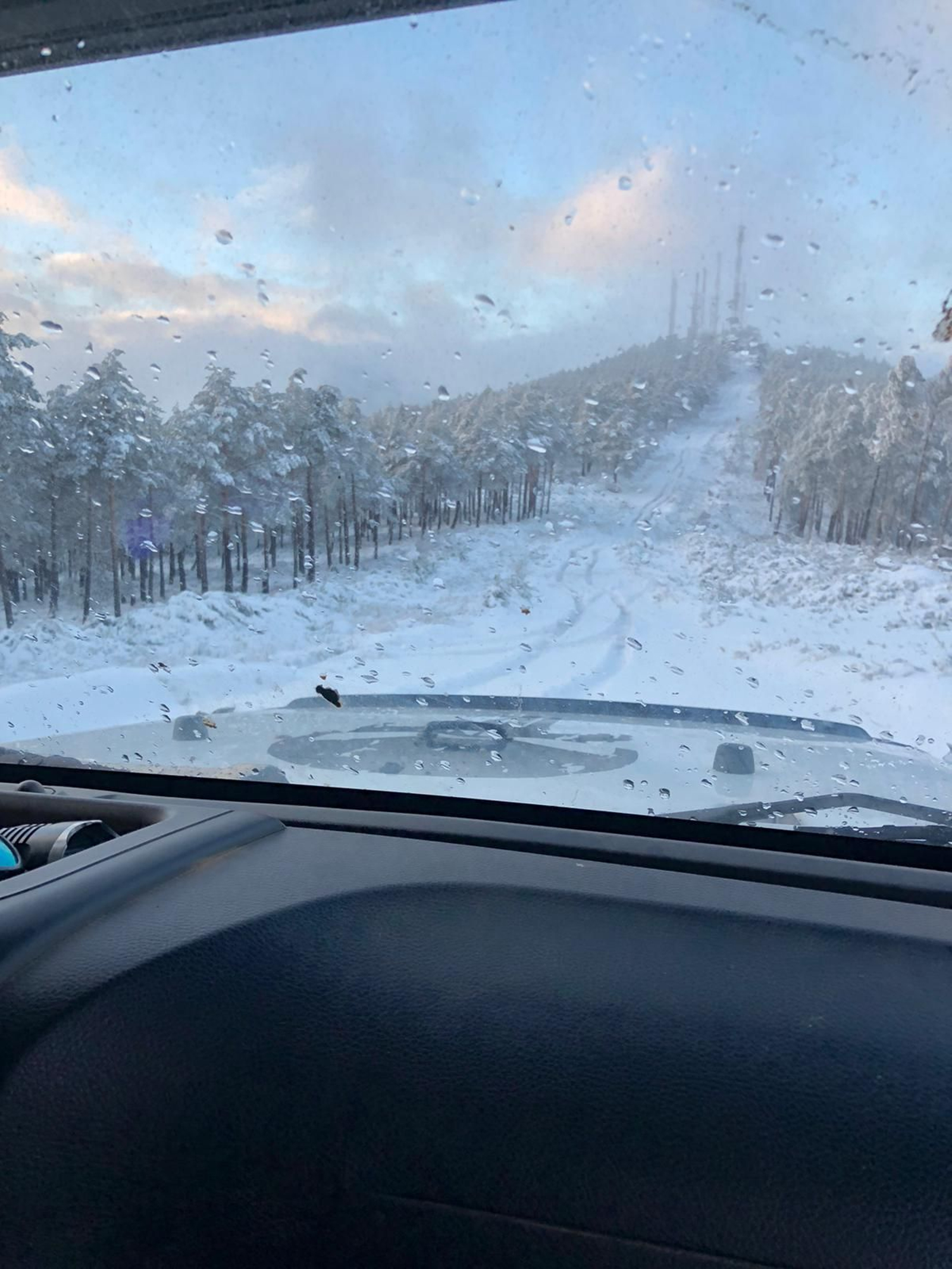 La nieve cubrió de blanco el Alto do Foxo