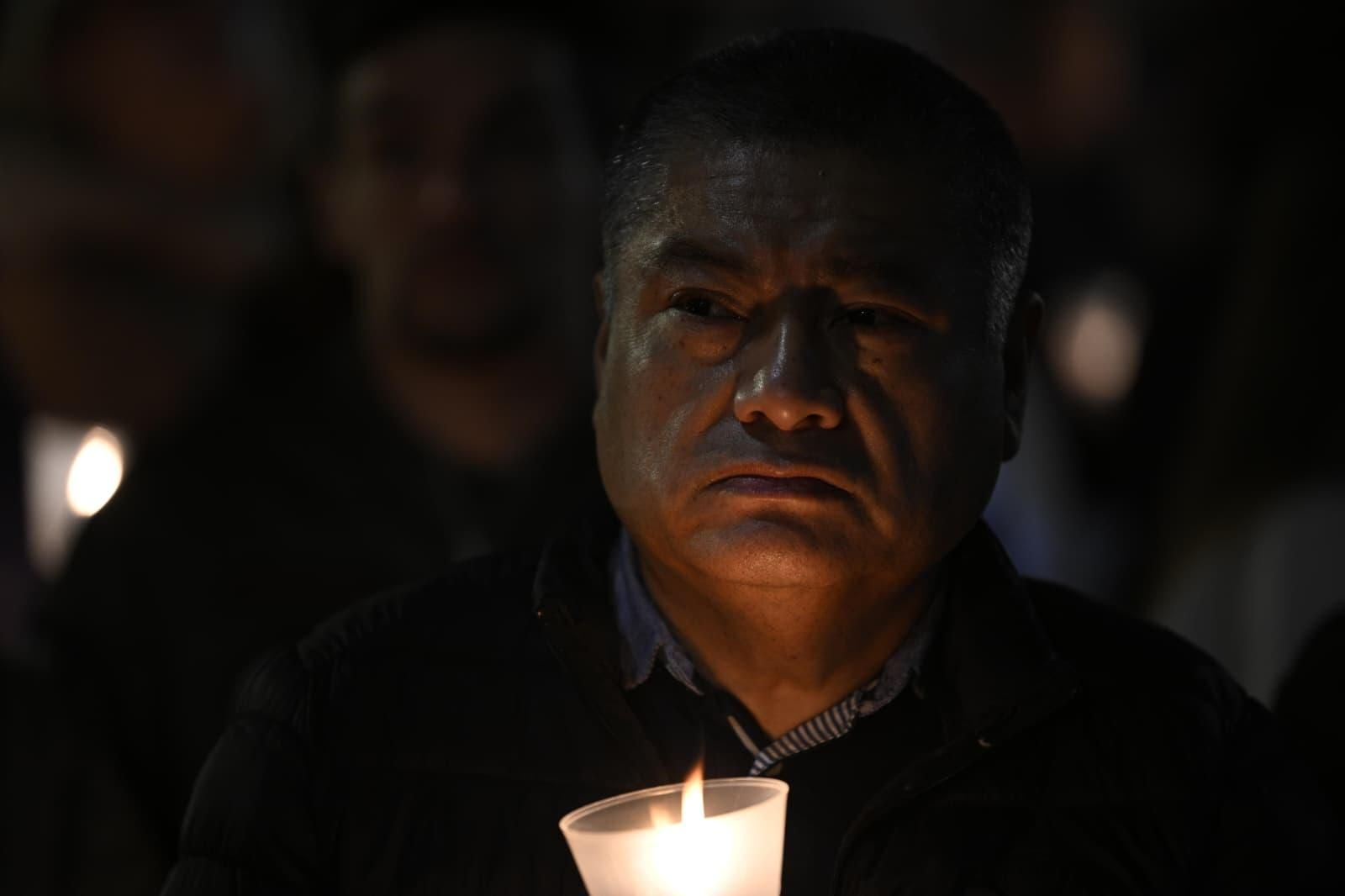 Fieles de todas las edades portaron sus antorchas y velas encendidas en señal de promesa, agradecimiento y fe.