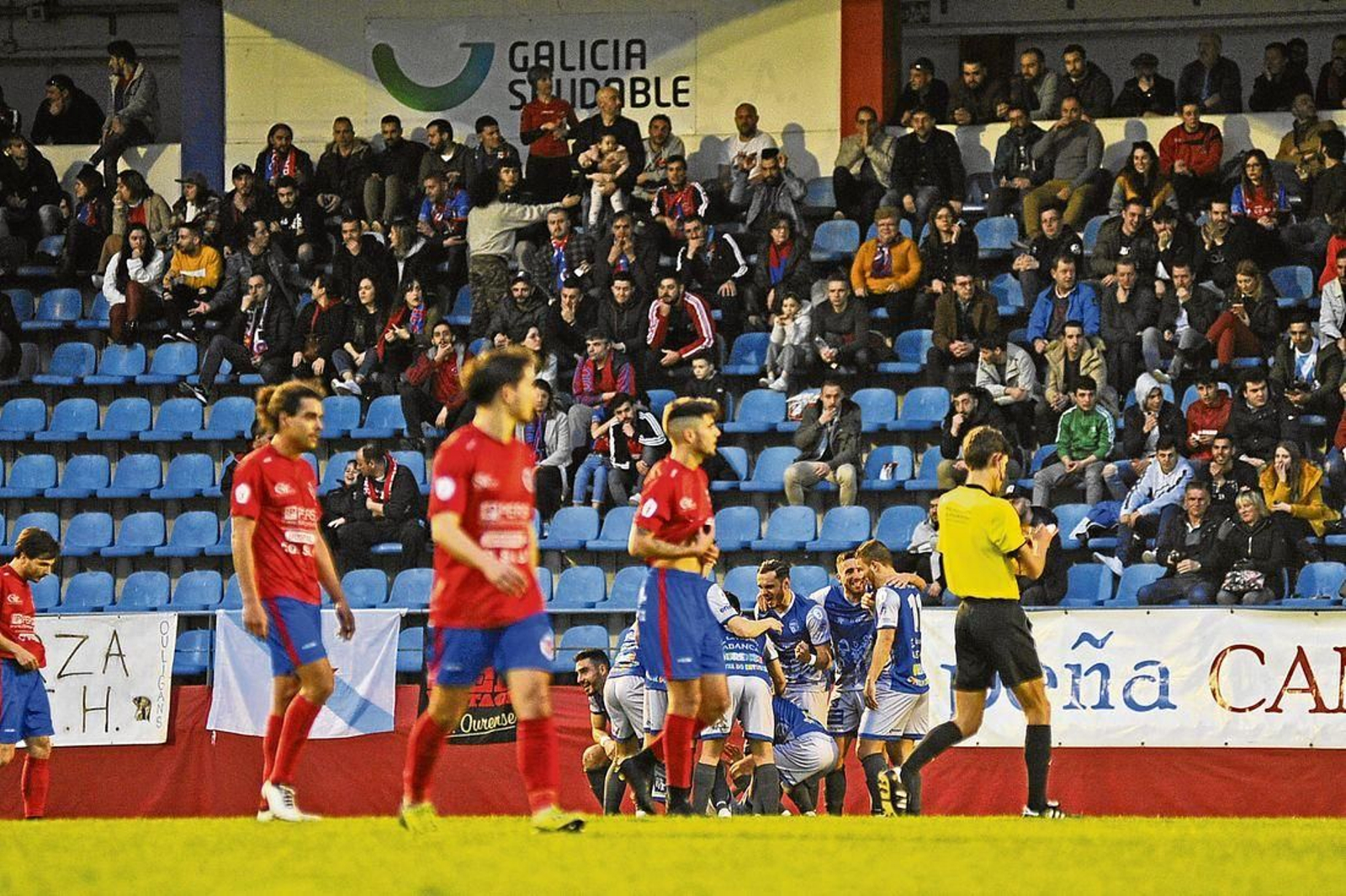 Celebración de  un gol del Ourense CF en el último derbi en O Couto. (Foto: Martiño Pinal)
