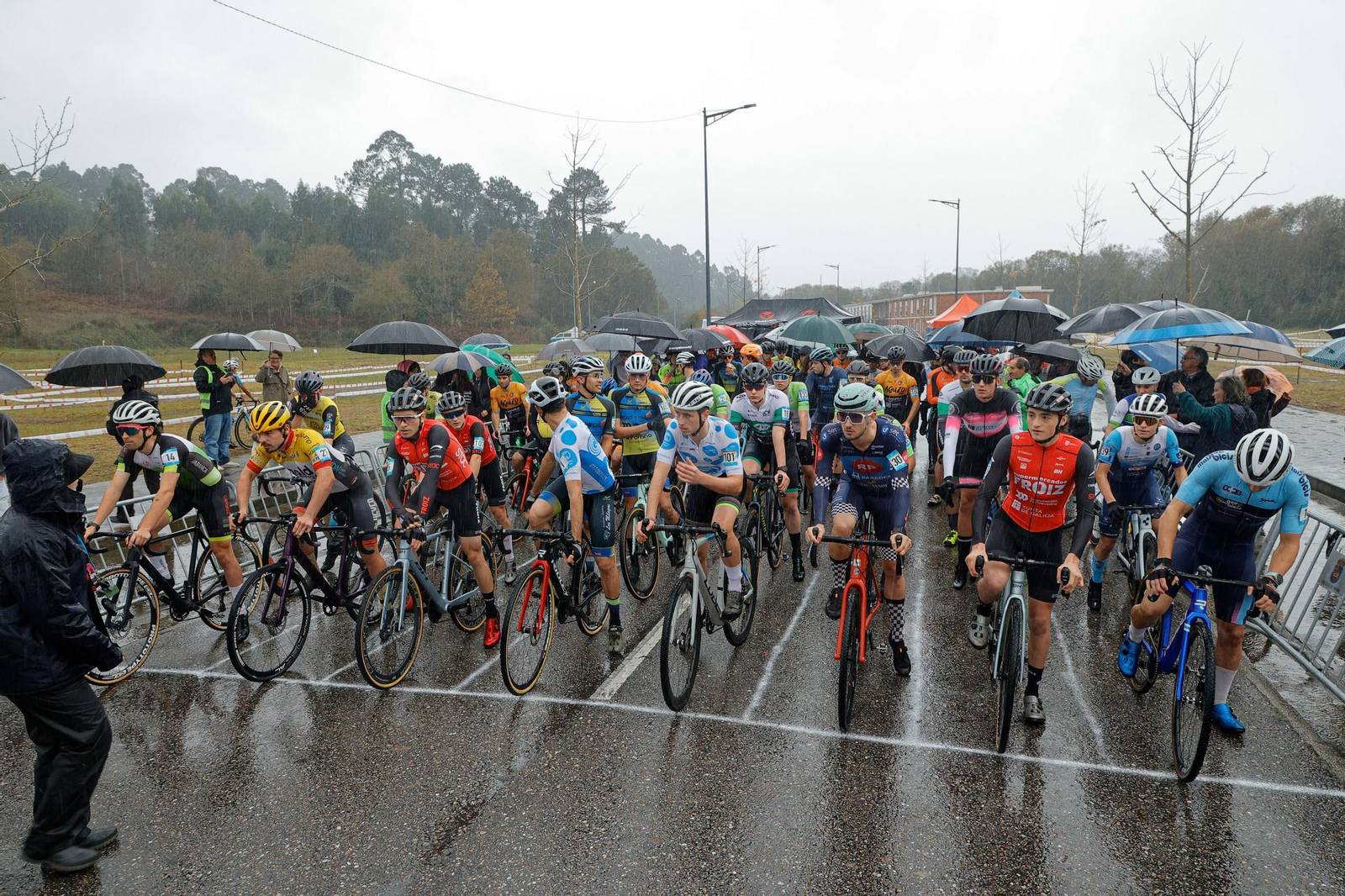 Galería | Más de 200 ciclistas compiten en el trofeo de ciclocross del Concello de Nigrán