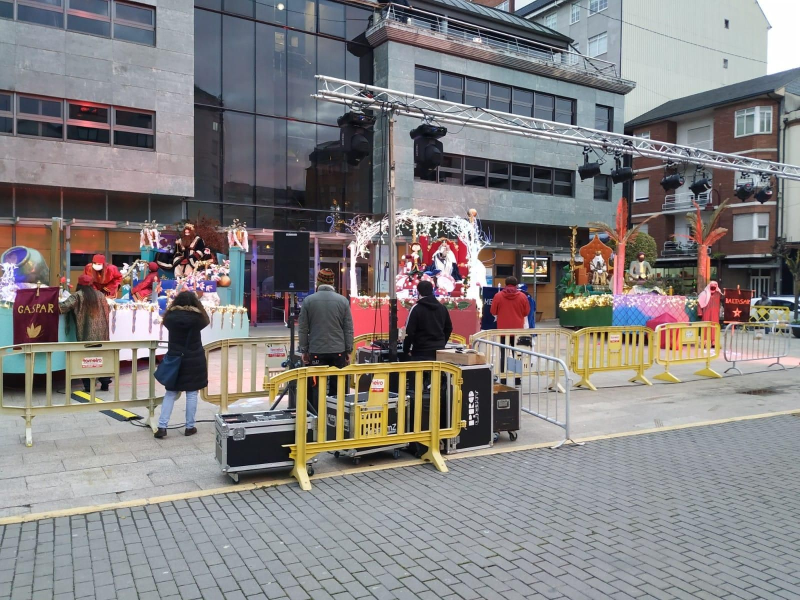 Sus Majestades de Oriente visitan a los niños y niñas de O Barco