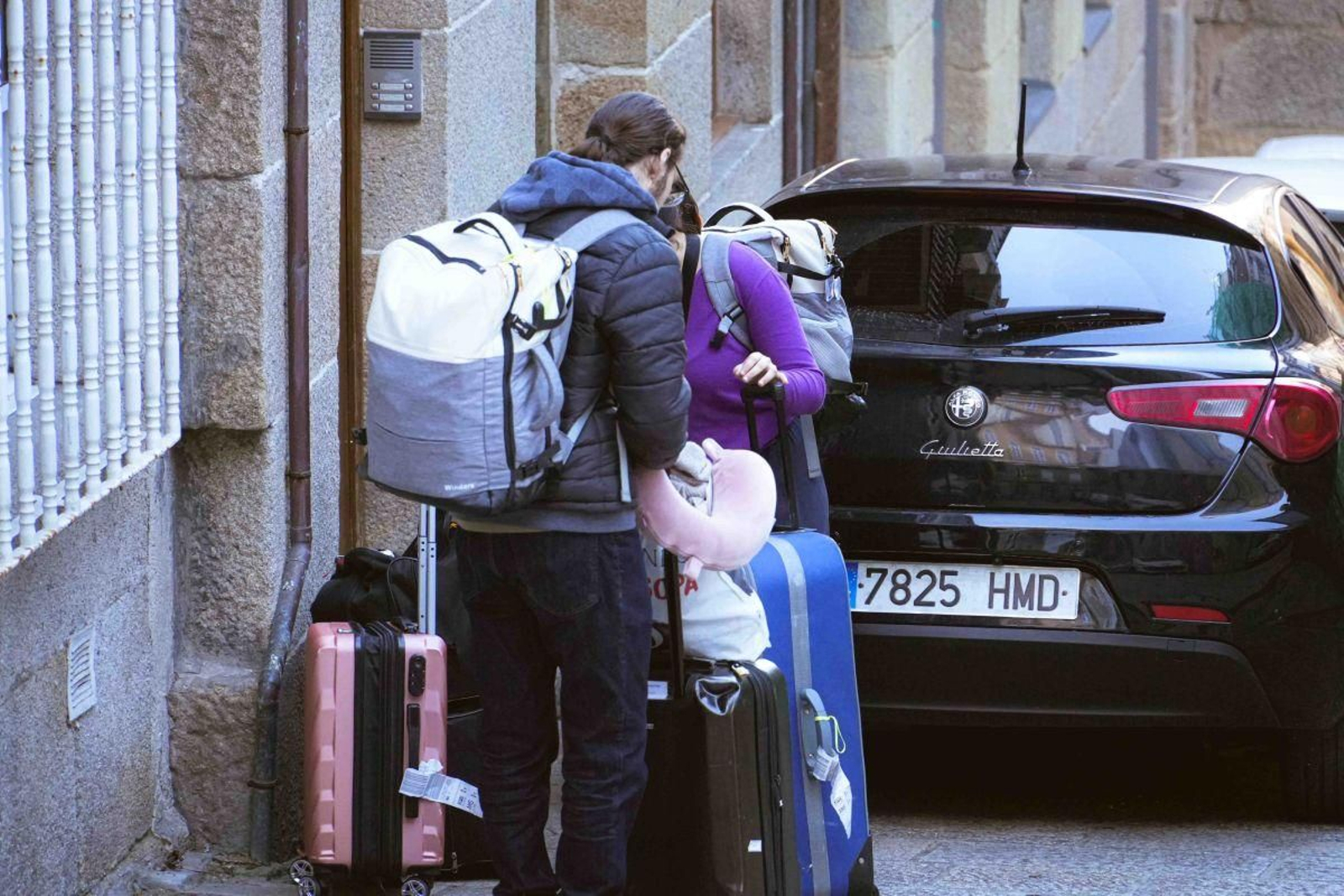 Turistas con sus maletas en el Casco Vello vigués