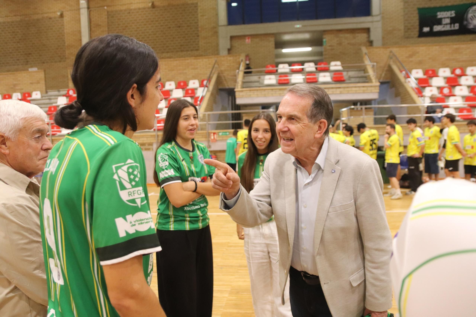 Abel Caballero conversa con Clau, goleadora del Bembrive, en su visita de esta semana al Vicente Álvarez.