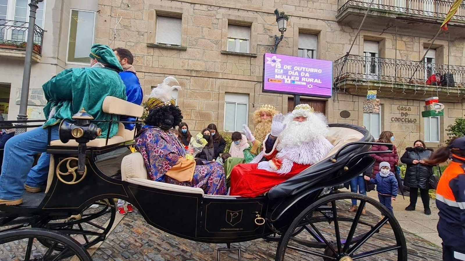 TRIVES. Los Reyes Magos recorren las calles en carruaje de caballos. // R. Martínez