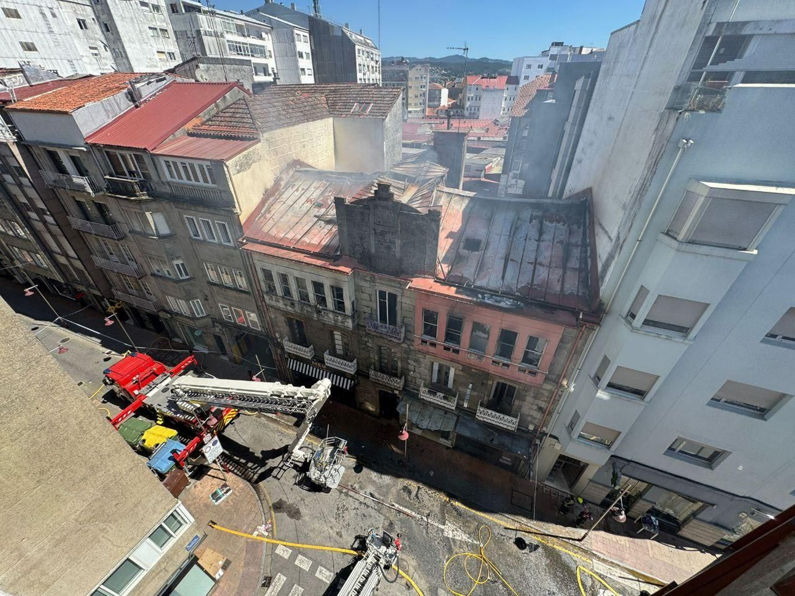 Los bomberos trabajan en un incendio en Pontevedra desde la madrugada