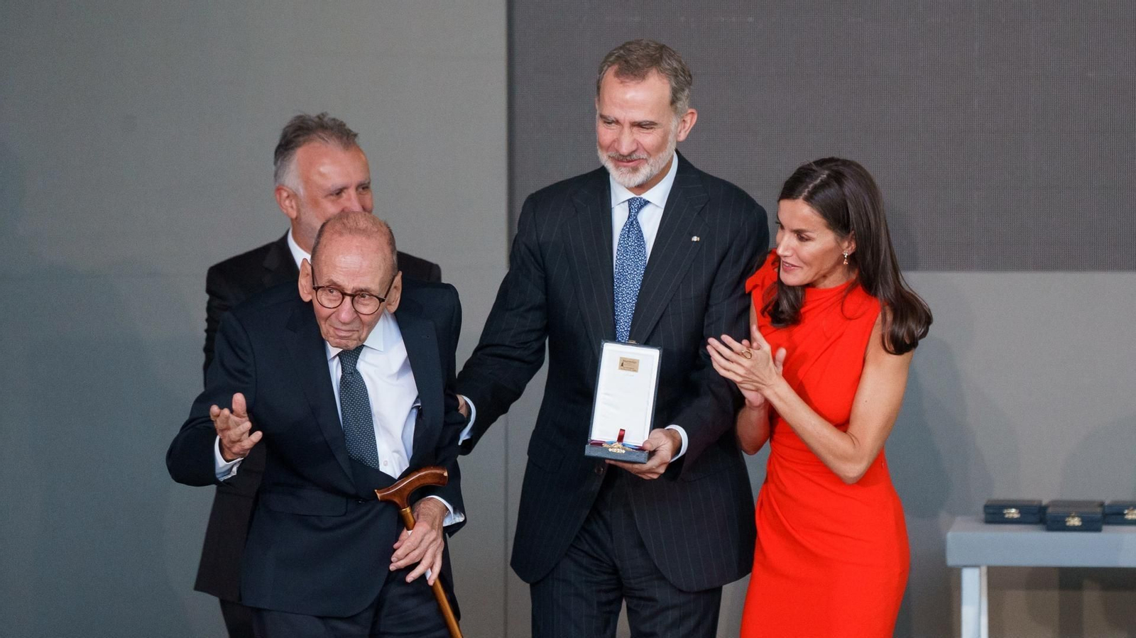Imagen de archivo de los Reyes de España entregando al escritor de literatura infantil Juan Muñoz Martín la Medalla de Oro al Mérito en las Bellas Artes 2021. // EFE