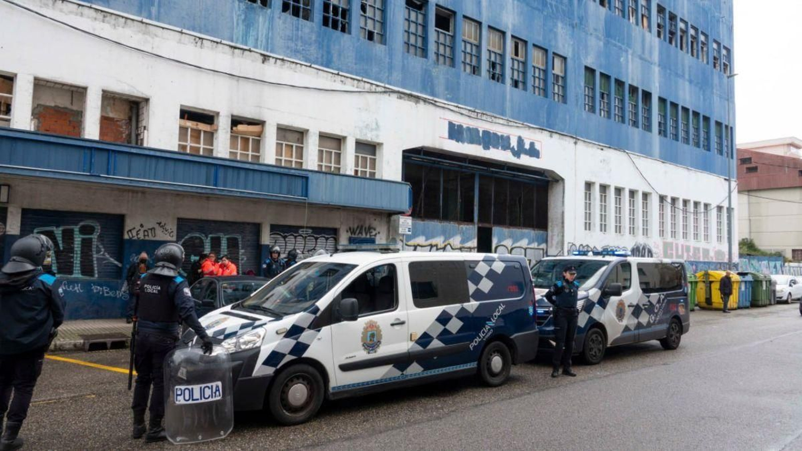 Agentes de la Policía Local, durante el operativo autorizado tras un auto judicial para tapiar la antigua factoría.