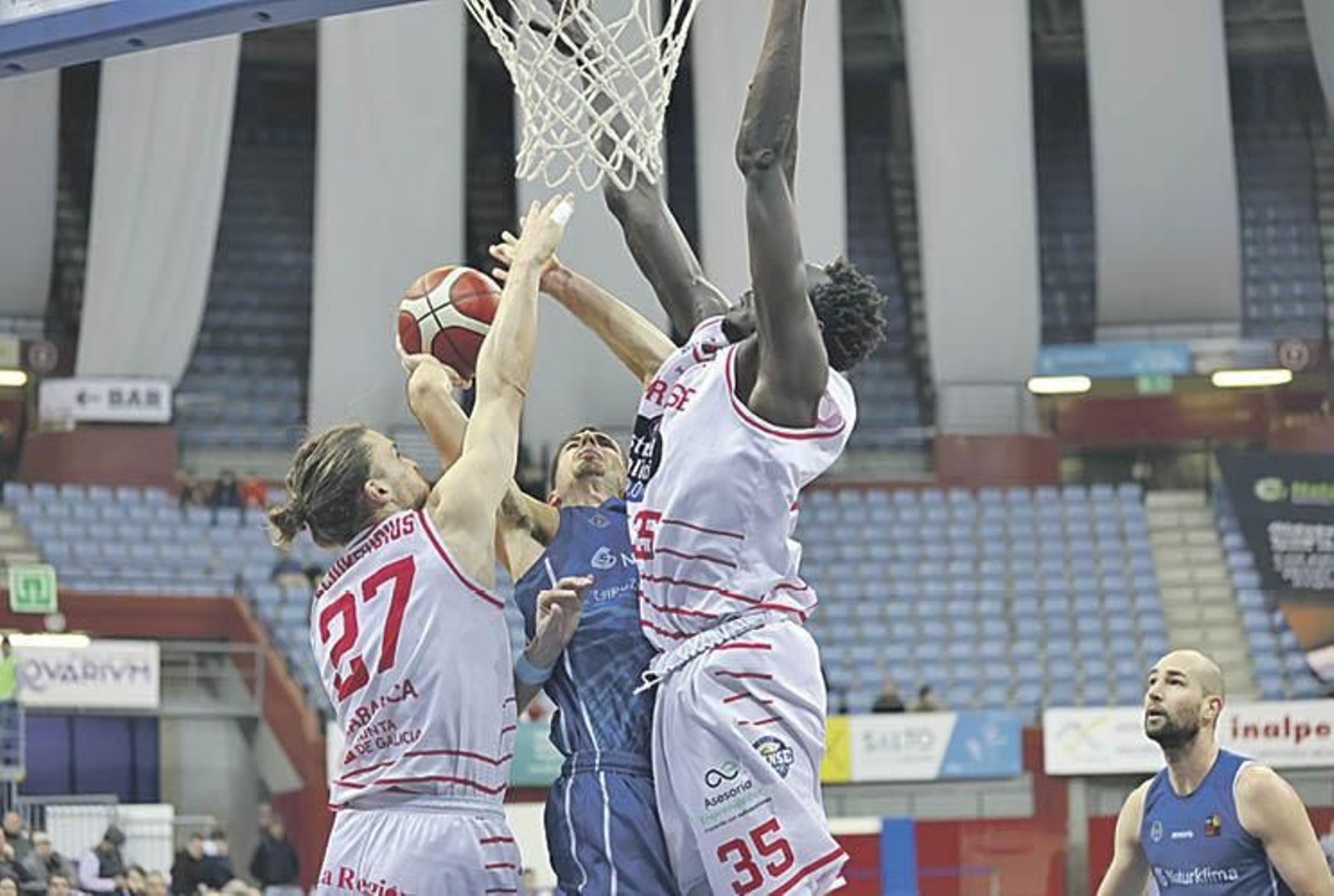 Kuath y Peciukevicius, en tareas defensivas en Illumbe.