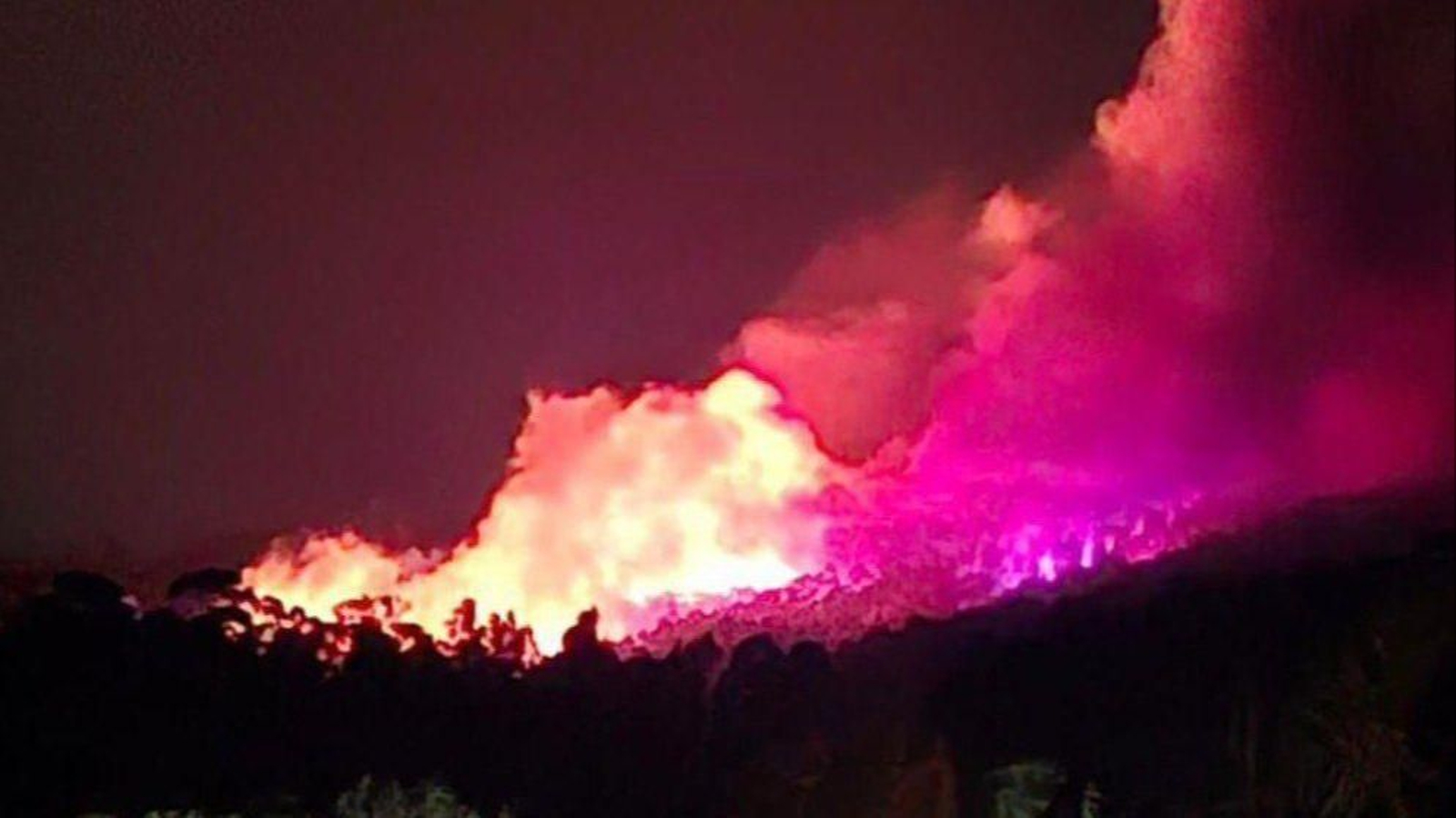 El incendio de Meaño cuando se originó durante la madrugada del martes.