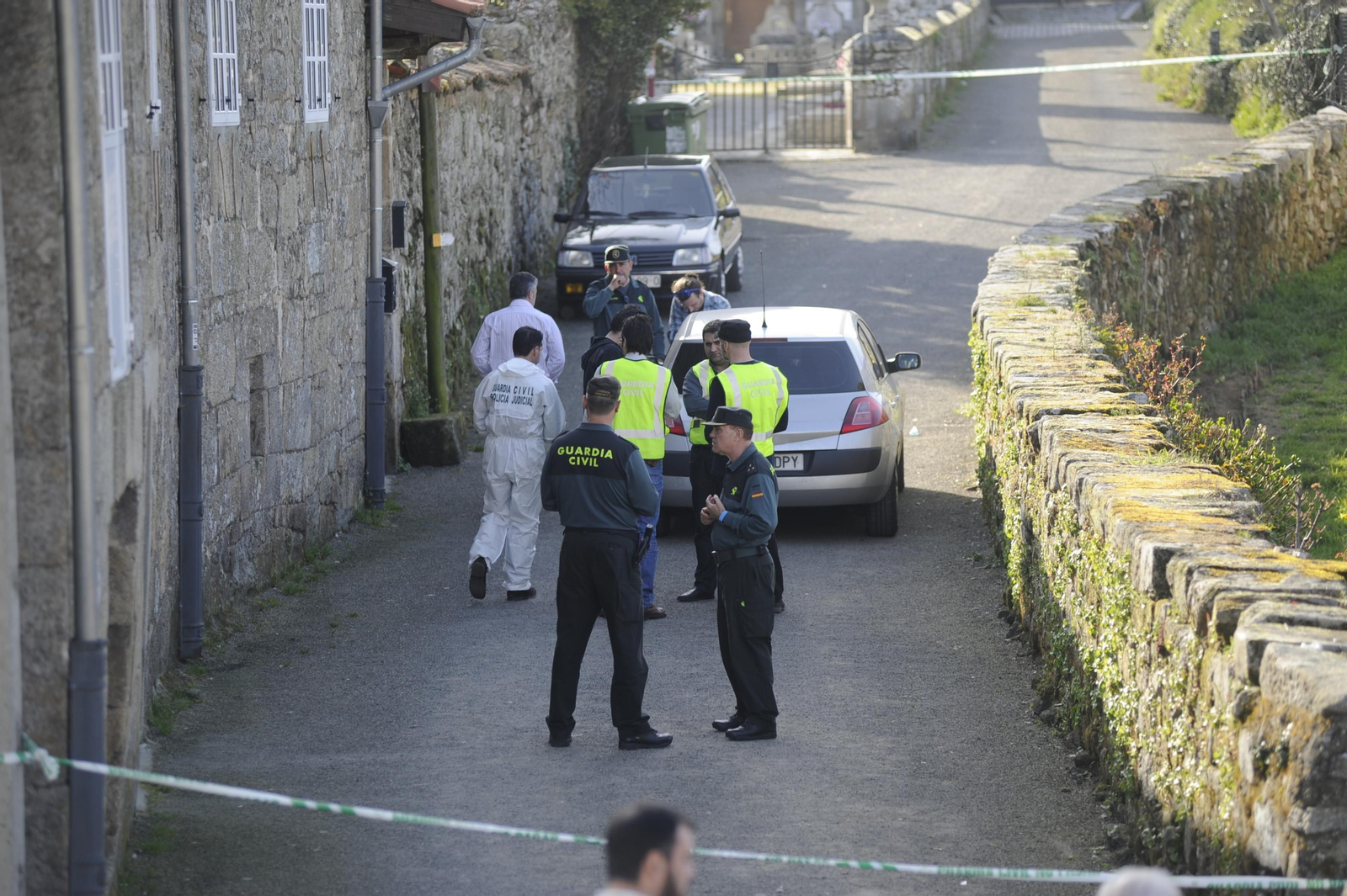 Guardias civiles, tras hallar muerto al cura de Vilanova. La investigacíón avanza.