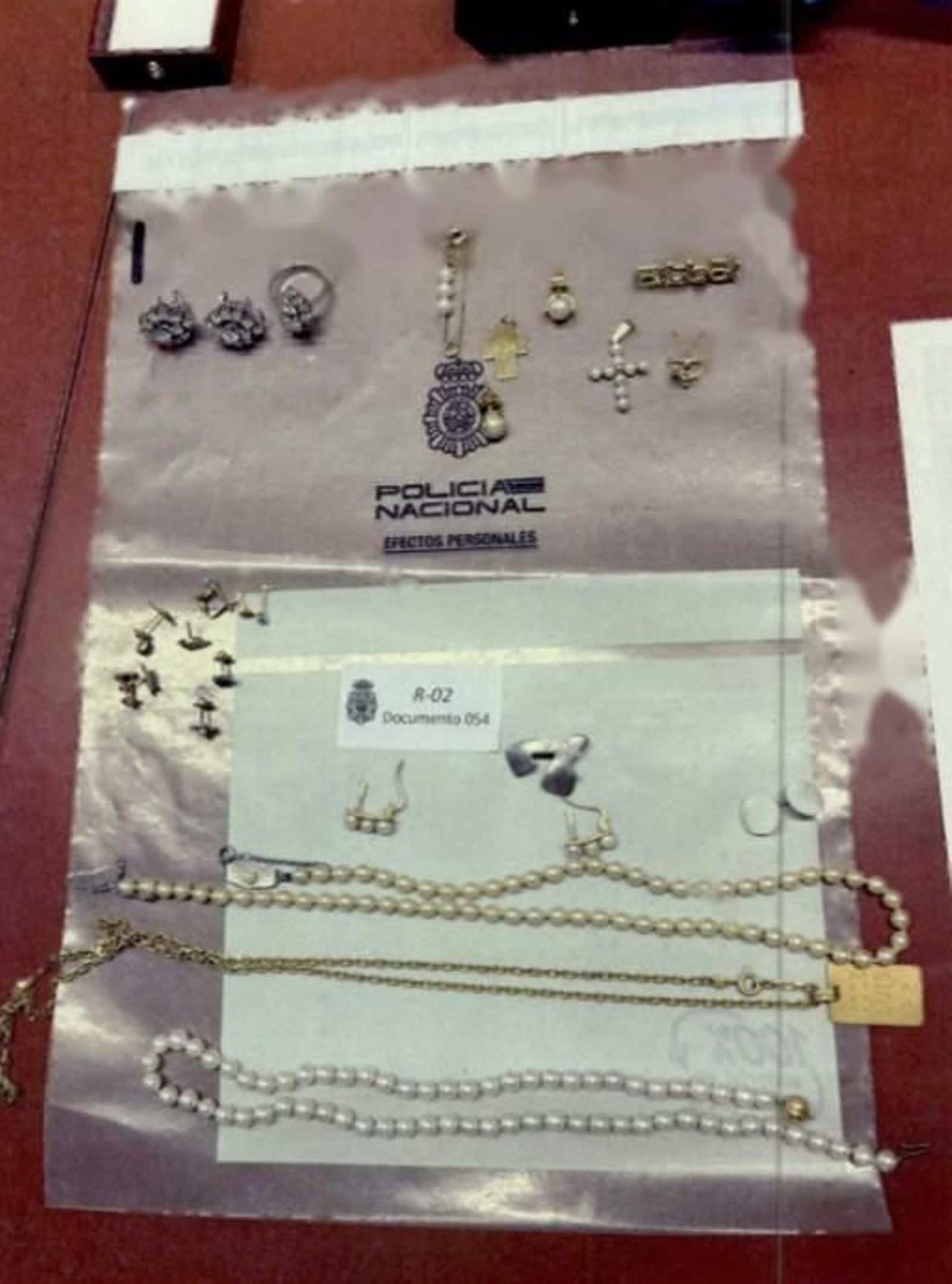 Galería | Zapatero guardaba decenas de joyas y relojes en una caja fuerte en su despacho, fotos