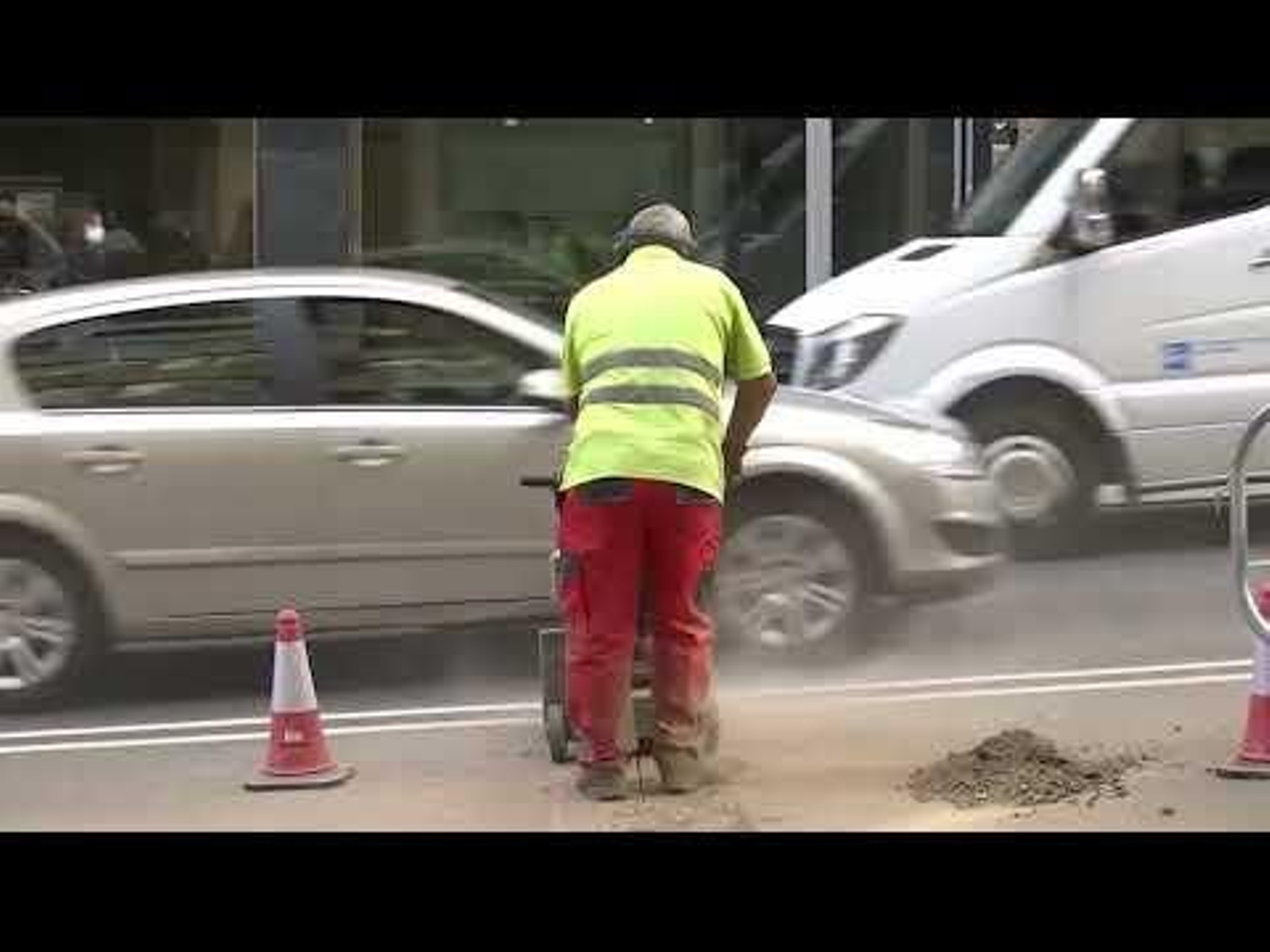 Un trabajador en una obra en la ciudad de Ourense