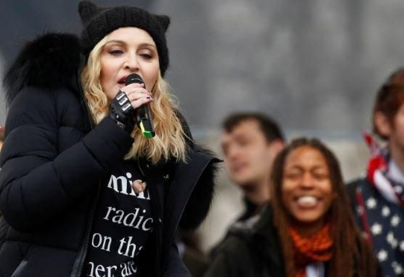 Madonna con el micrófono en la 'Marcha de las Mujeres'.2