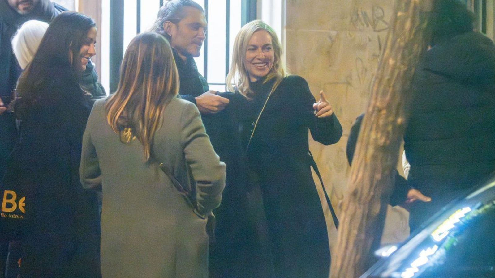 Kira Miró y su pareja Salva Reina salen de un restaurante en Madrid.