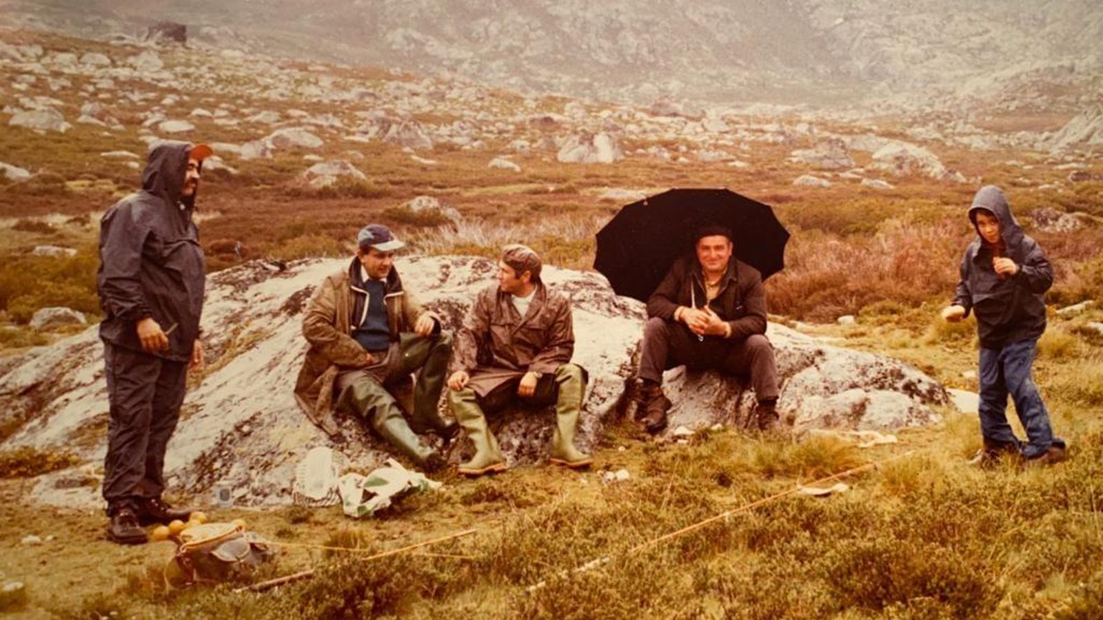 Antonio Tabarés, José Luis Outeiriño, José Manuel Anguiano, “el señor Manuel” y Gus Outeiriño, un lluvioso día de 1973.