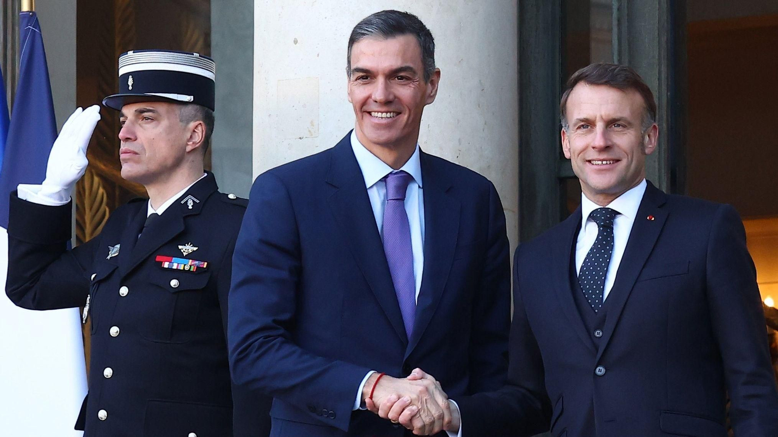 Pedro Sánchez junto a Emmanuel Macron en su llegada a la reunión de la Coalición de Voluntarios.