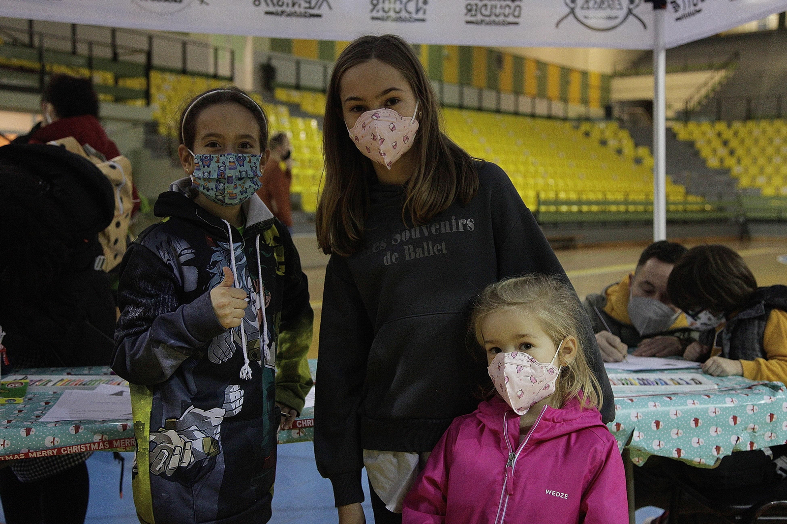 Estefan, Carmen y Lucía acudieron juntas a disfrutar de la actividad que organizó Asesou en Os Remedios. (Miguel Ángel)