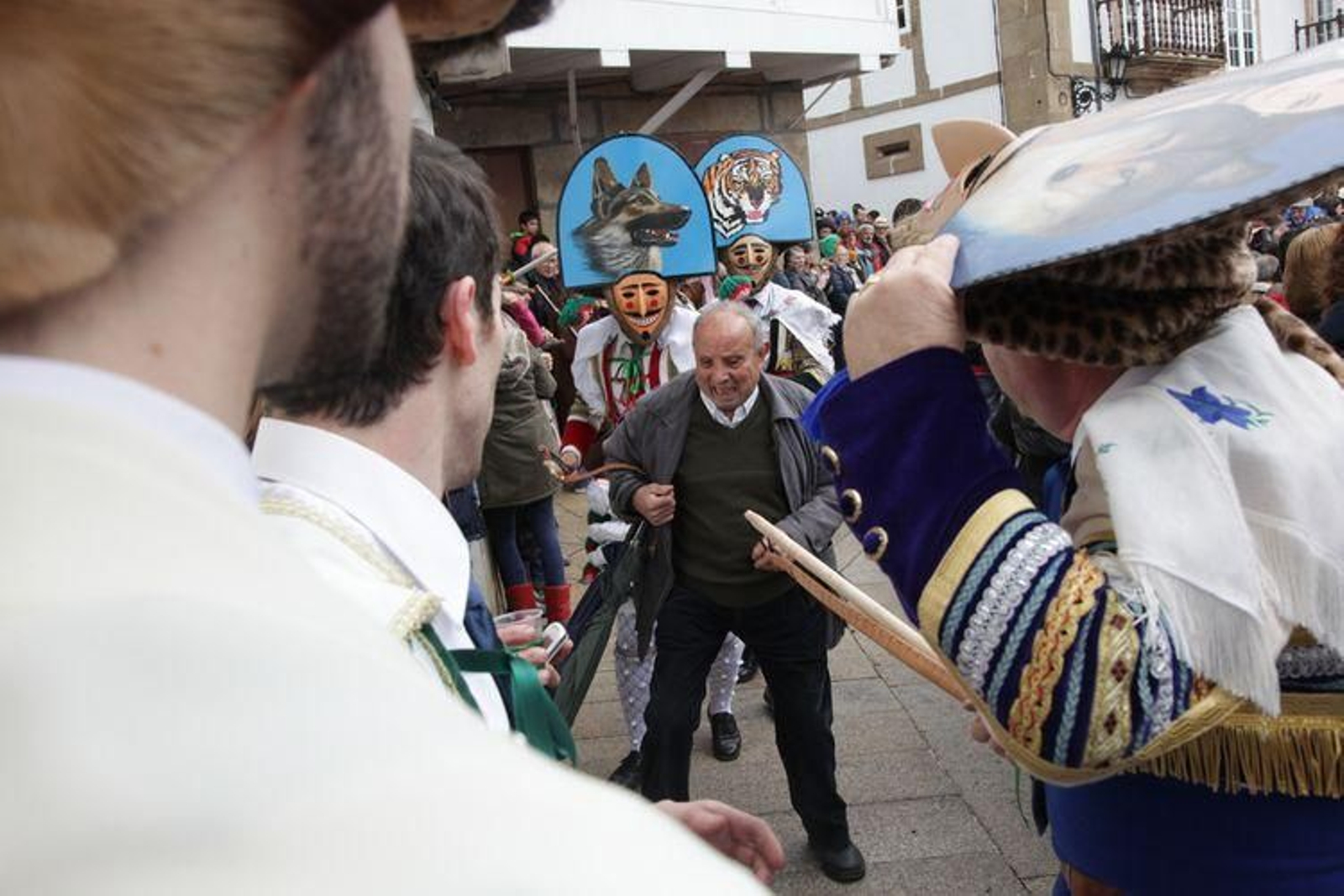 Laza recibe a los peliqueiros con bica y licor café