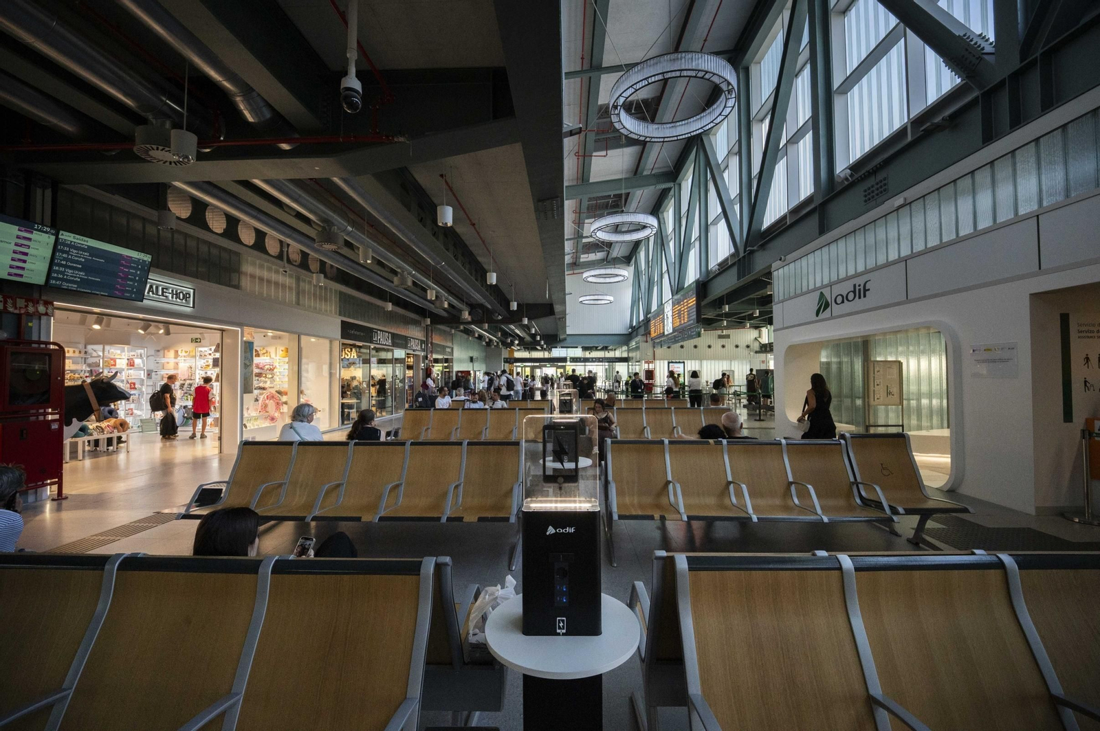 Galería | La estación intermodal de Santiago culmina con una moderna galería para los viajeros, en fotos