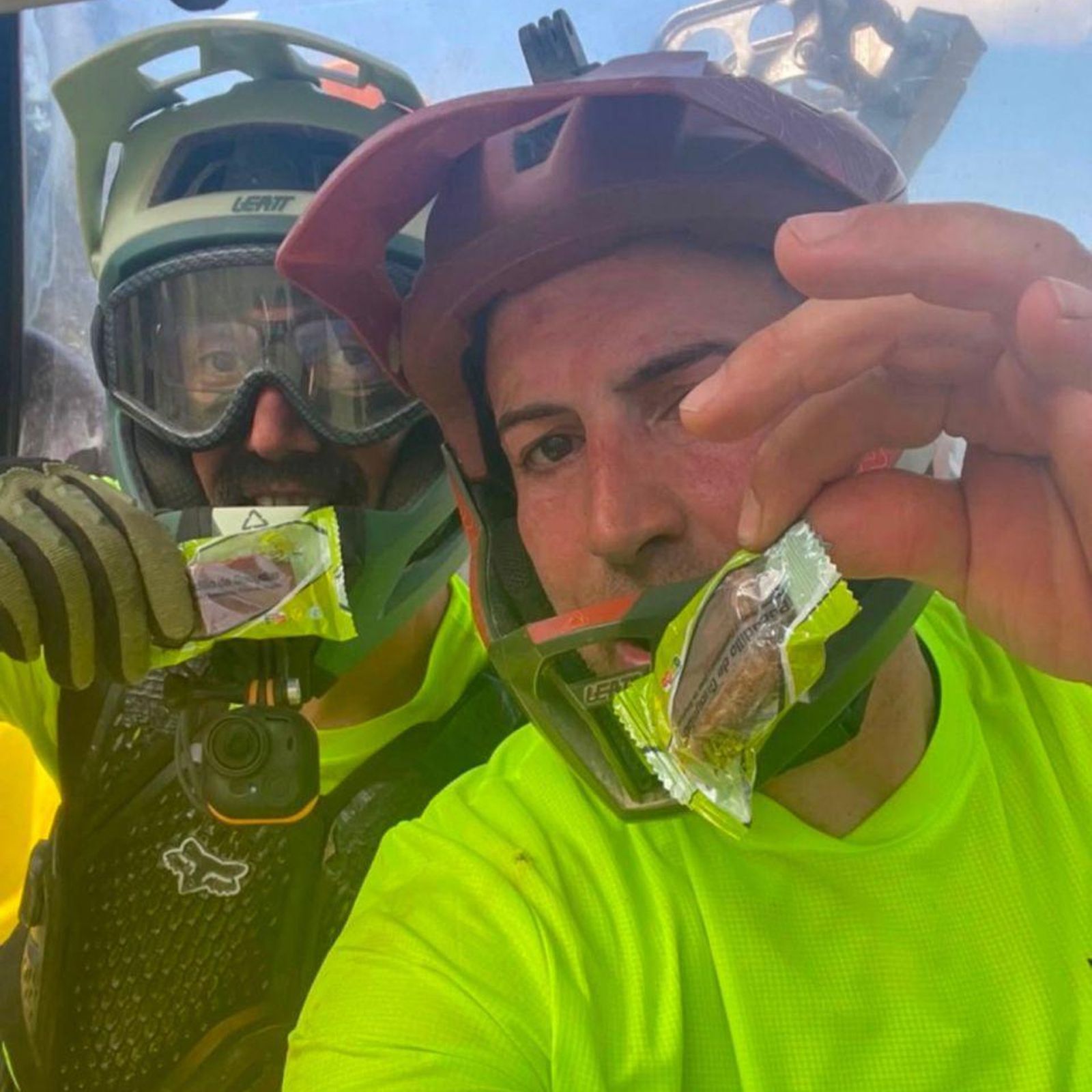 Dos personas con productos de Saborty
