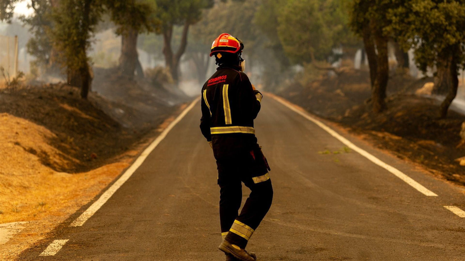 Un bombero trabaja en las labores de extinción del incendio forestal, a 25 de julio de 2026, en San Martín de Valdeiglesias, Madrid (España).
