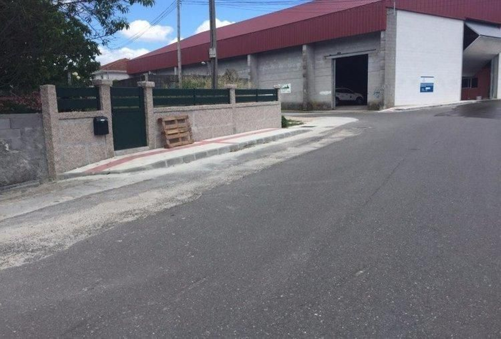 Las nuevas aceras construídas en la zona de O Paraño, en Lobios.